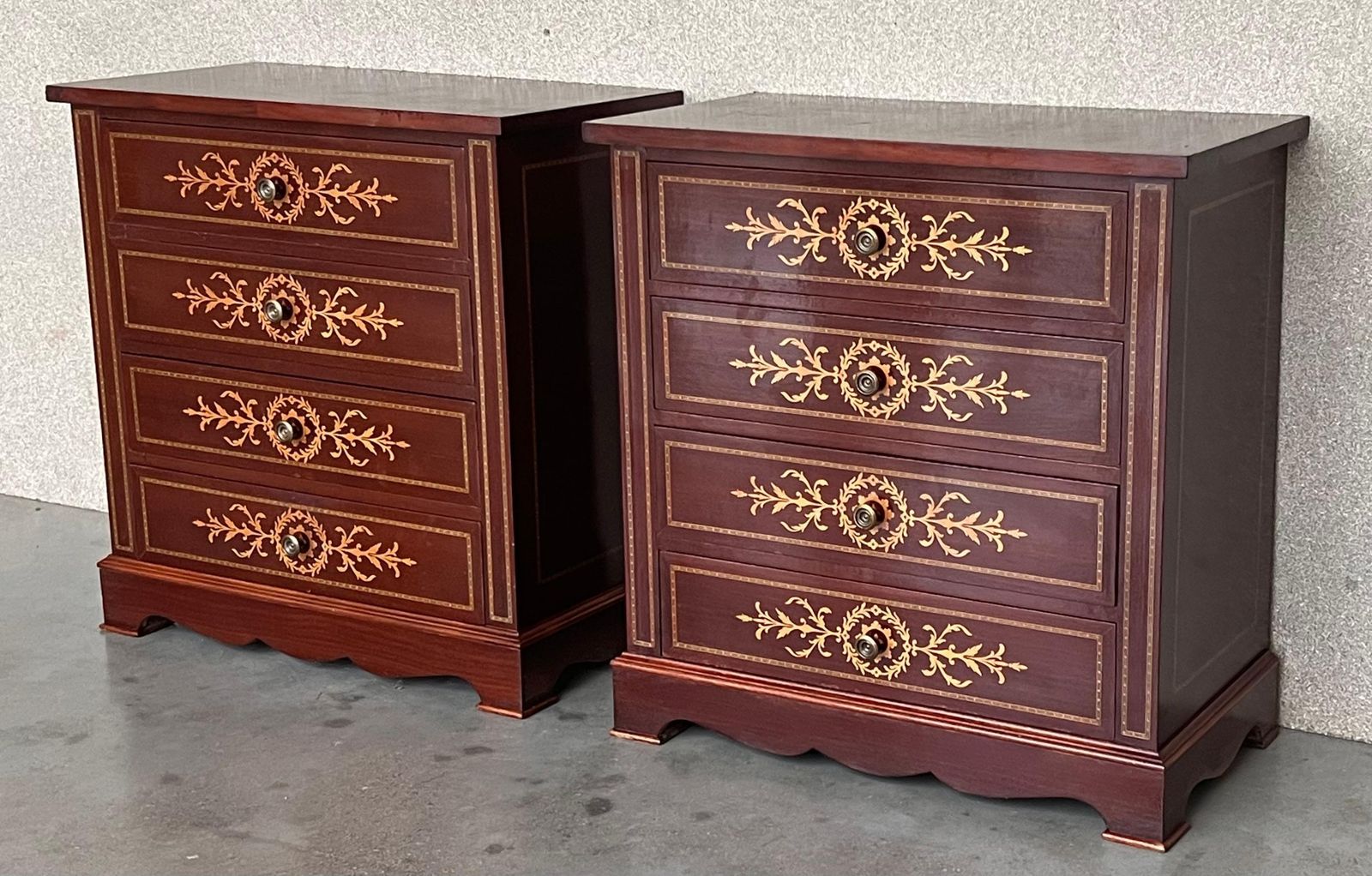 Paire de tables de chevet catalanes, espagnoles, XXe siècle, avec tiroirs et étagère basse ouverte photo for sale