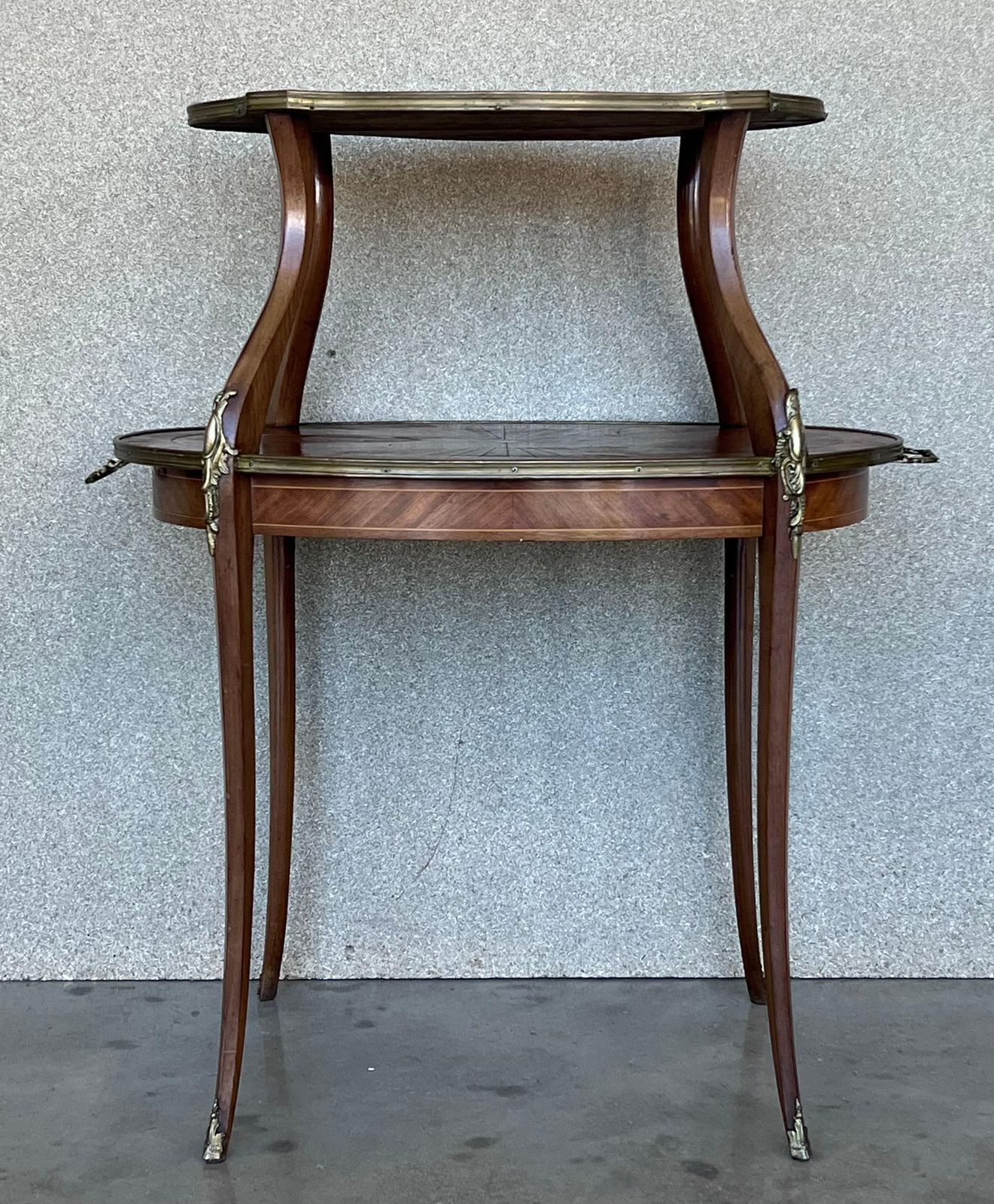 Table basse ou d'appoint française en acajou et laiton à deux plateaux photo furniture