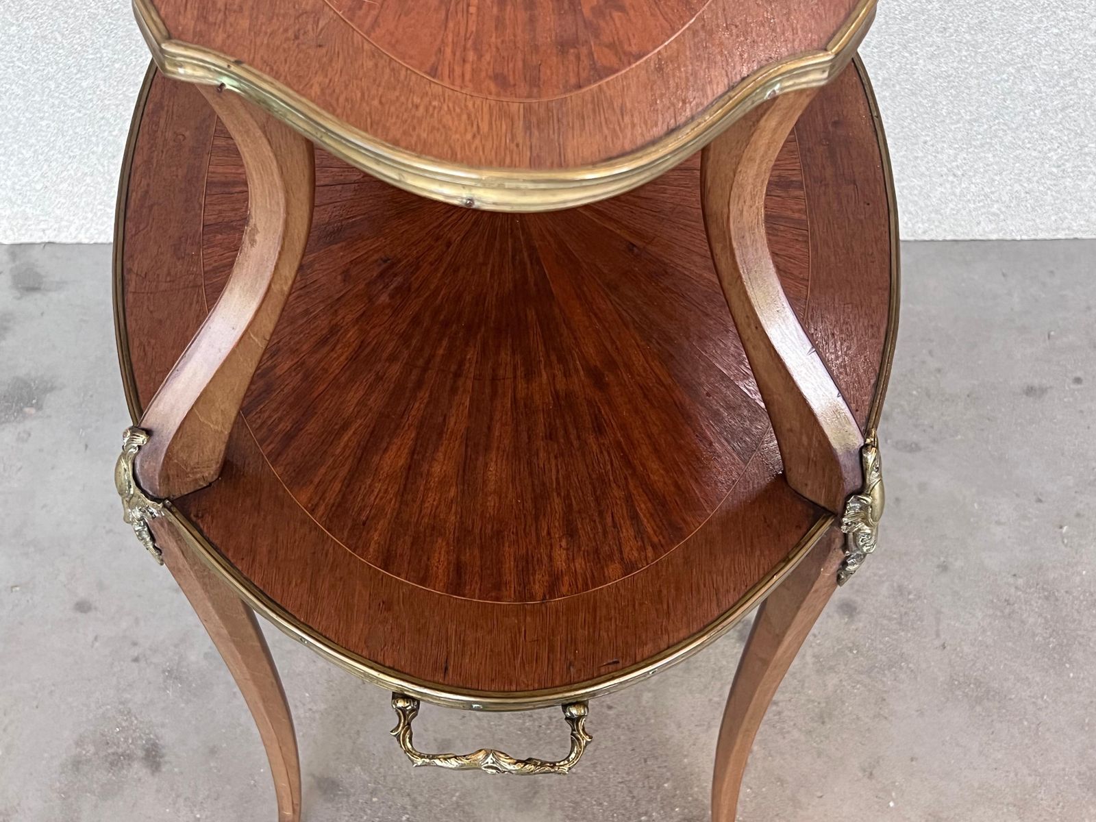 Table basse ou d'appoint française en acajou et laiton à deux plateaux photo vintage