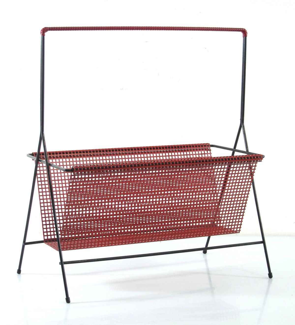 Rode Tijdschriftenhouder In De Stijl Van Mathieu Mategot photo furniture