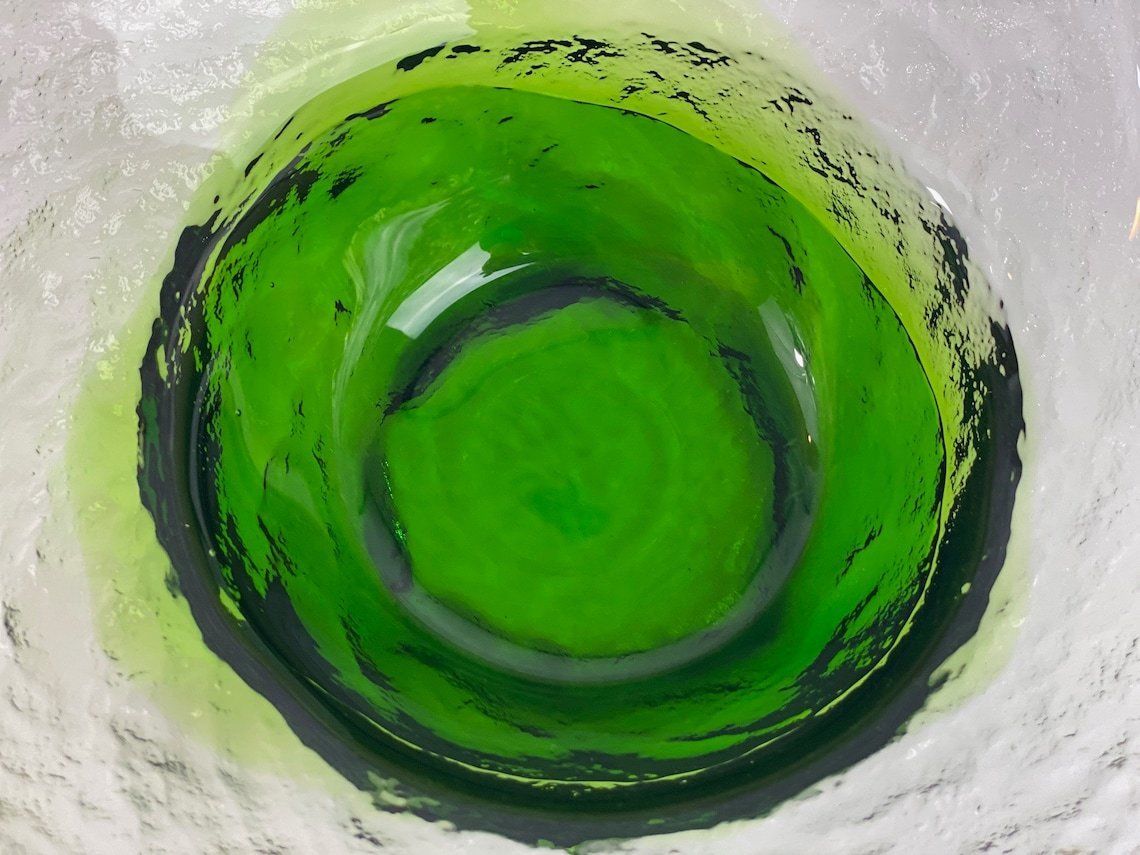 Signed Glass Bowl By Pertti Santalahti For Humppila Finland 1970s Green And Clear Glass With Ice Effect photo 213.0
