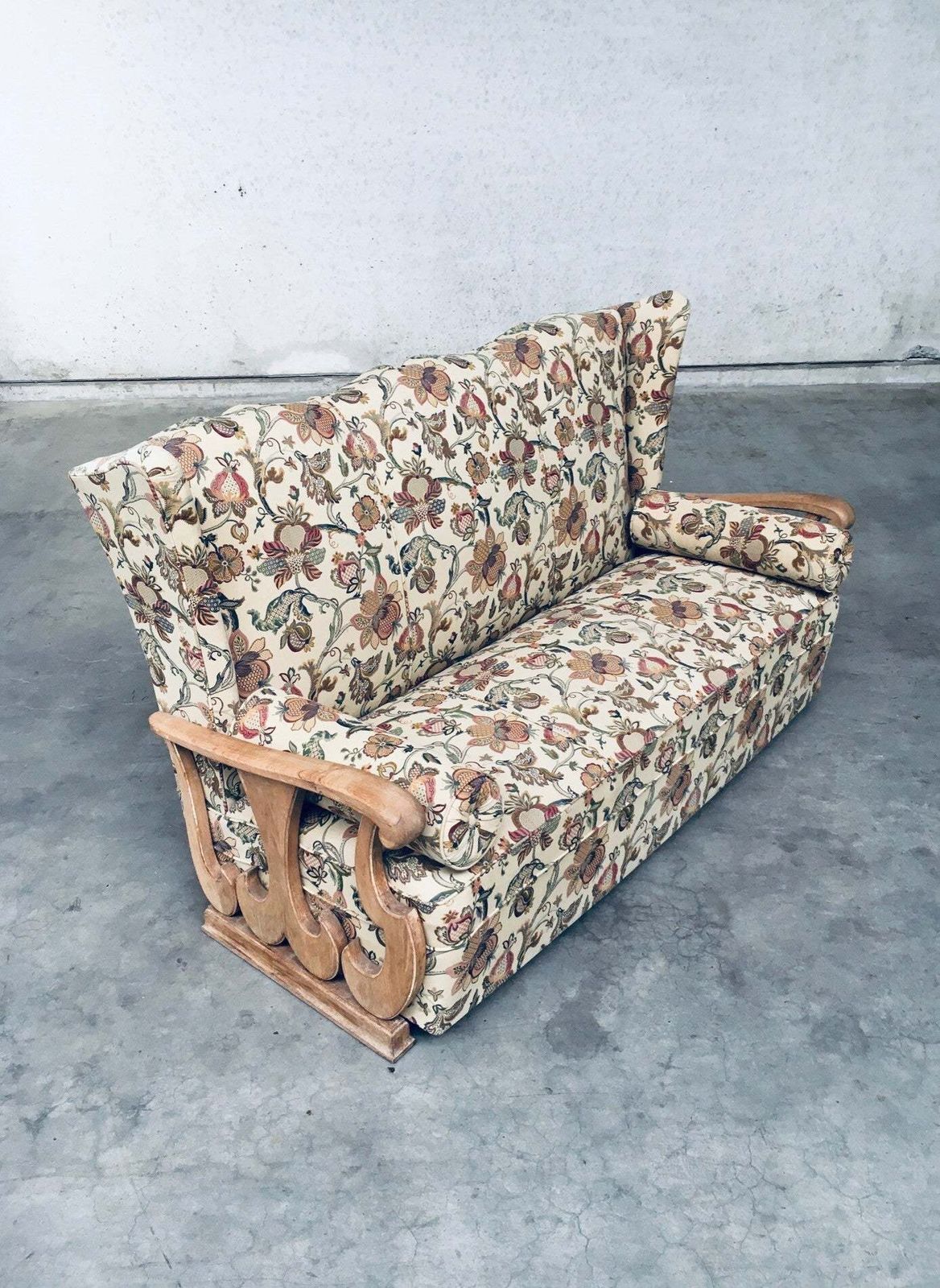 photo furniture Driezitsbank Met Hoge Vleugelleuning, Ontwerp Begin 20e Eeuw