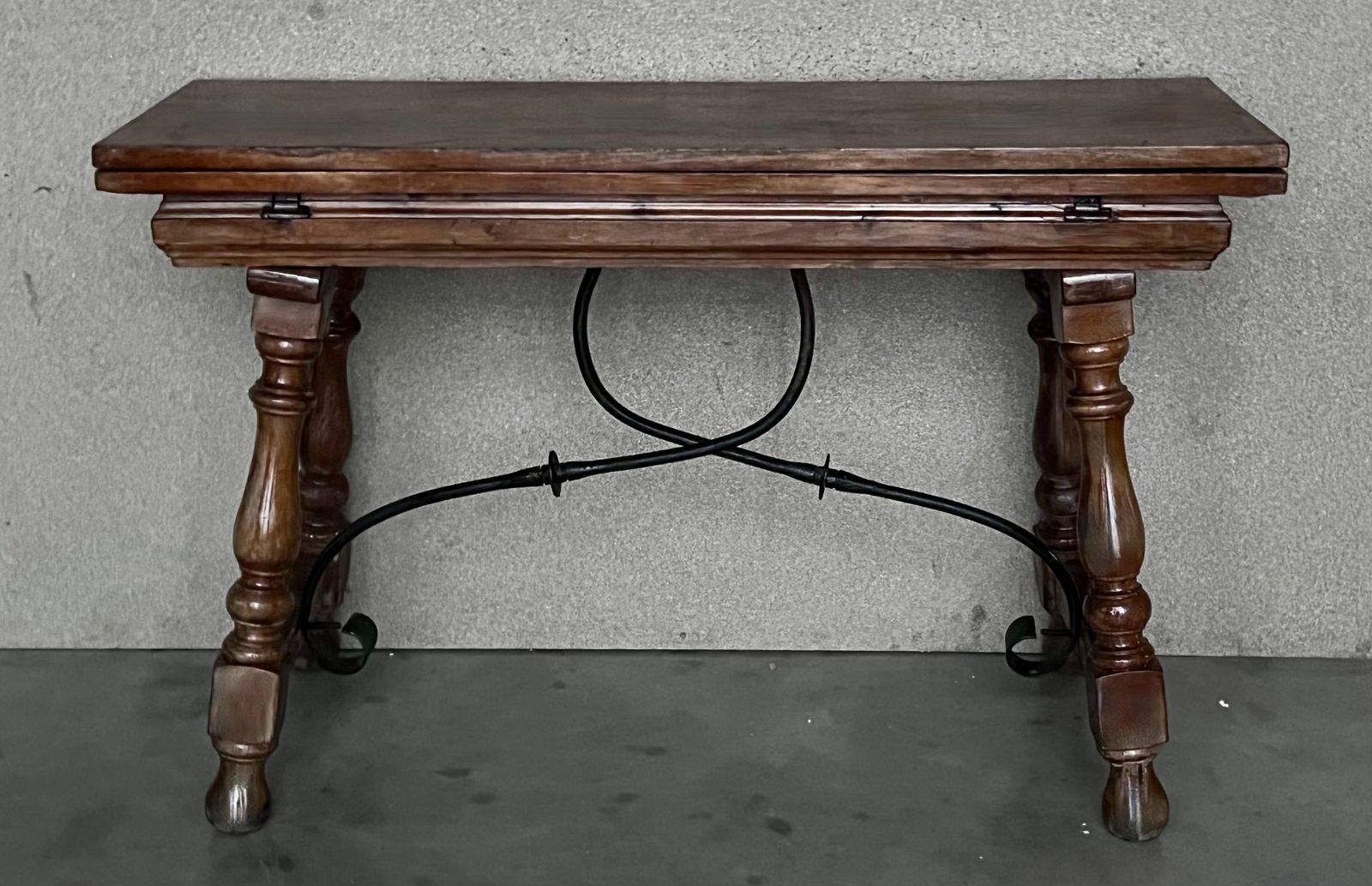 Table console espagnole à abattants, XXe siècle, avec entretoise en fer photo vintage