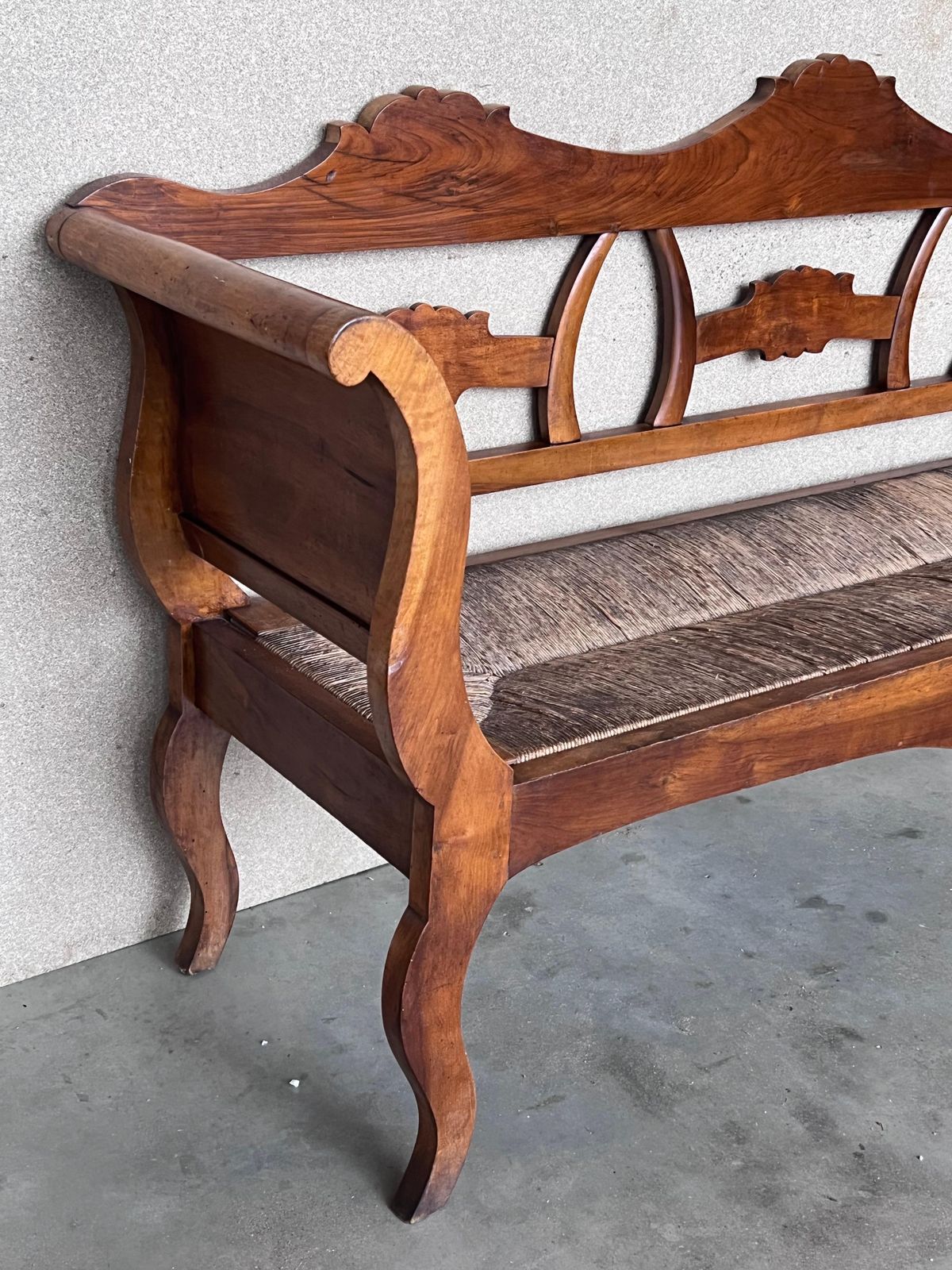 Banc catalan du XXe siècle en noyer, assise cannée photo for sale