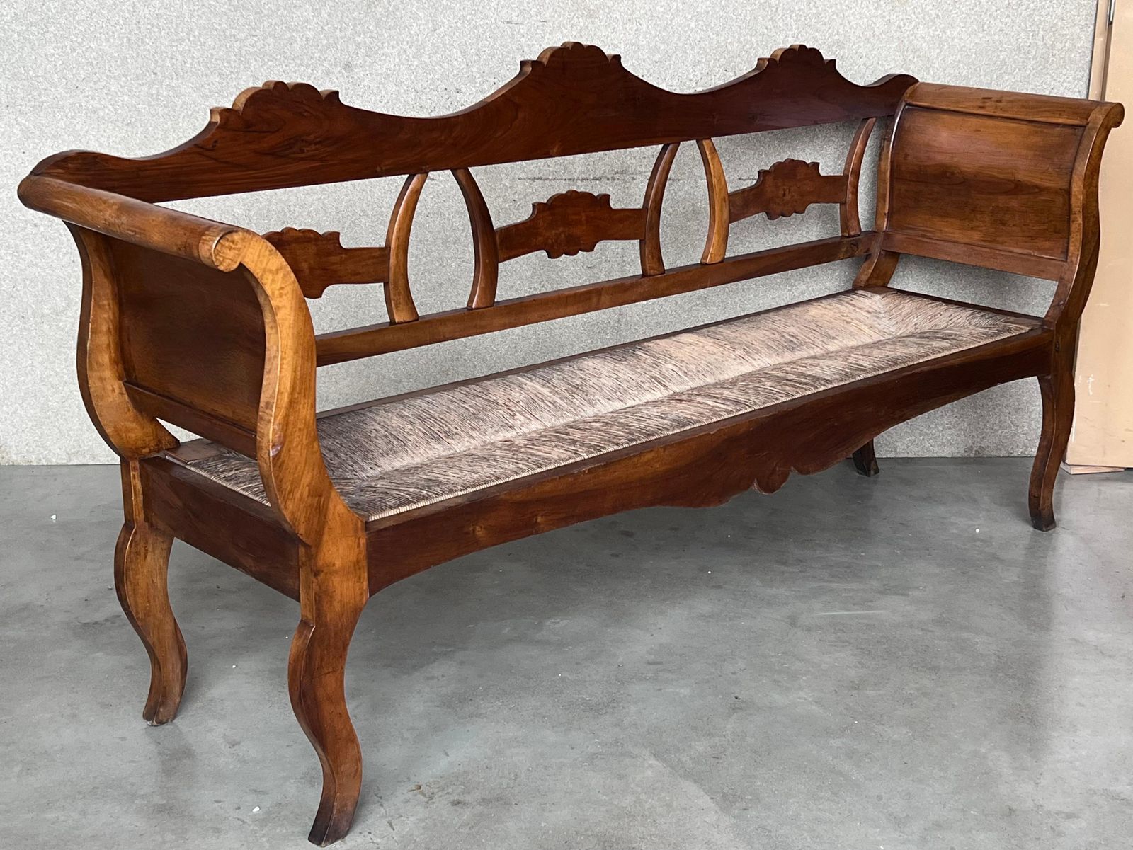 Banc catalan du XXe siècle en noyer, assise cannée photo buy