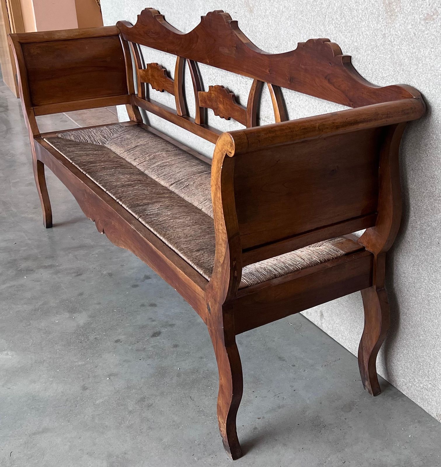 Mobilier Banc catalan du XXe siècle en noyer, assise cannée photo