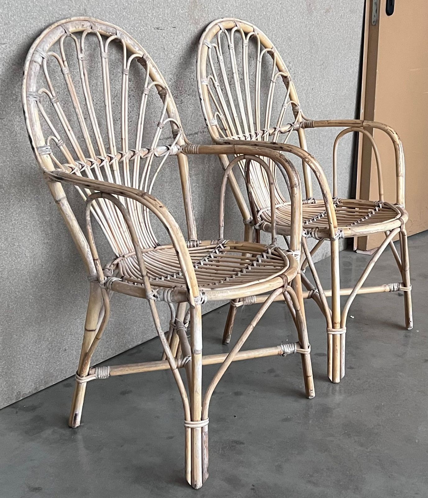 Paire de fauteuils espagnols en bambou à dossier ovalisé, années 1960 photo vinterior