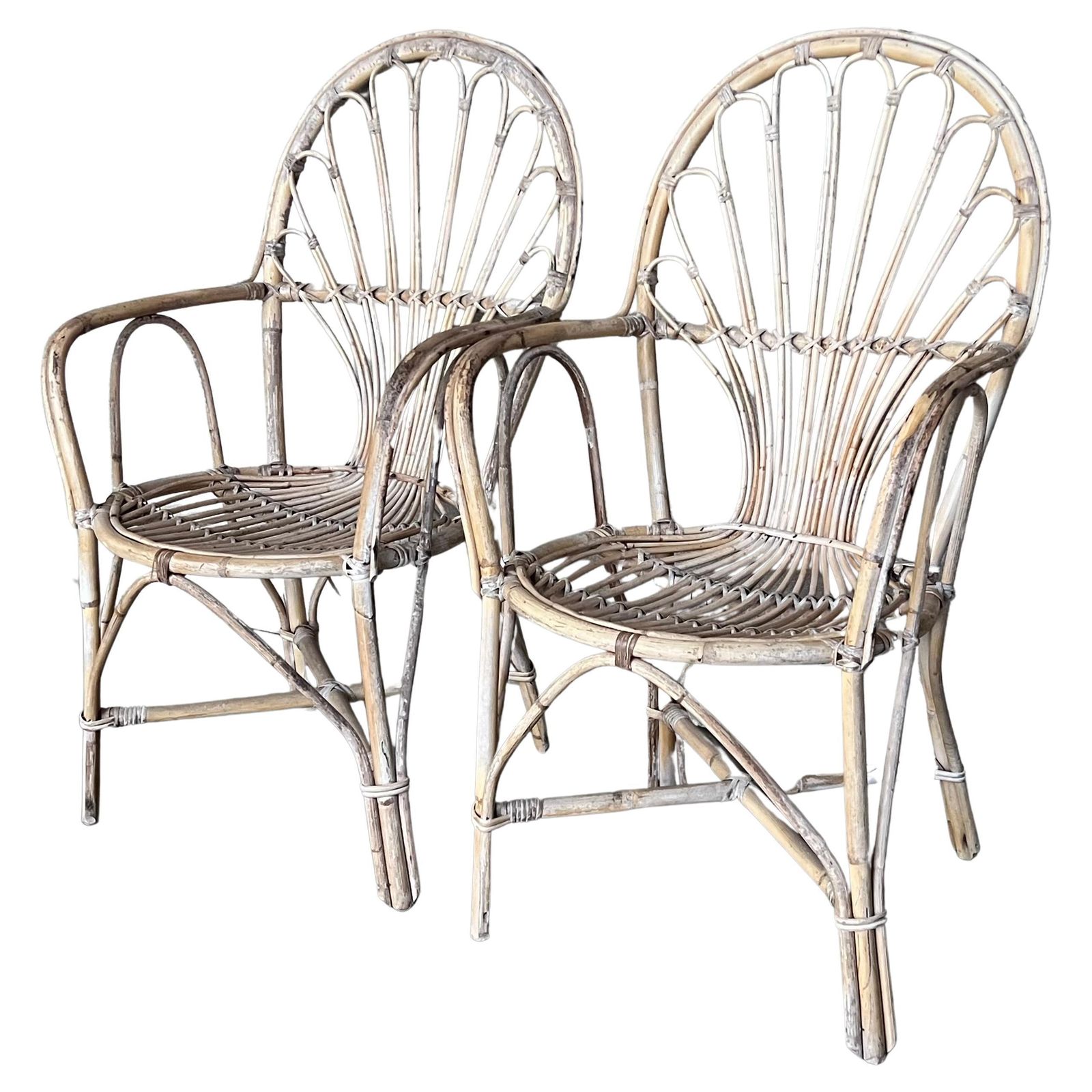 Paire de fauteuils espagnols en bambou à dossier ovalisé, années 1960