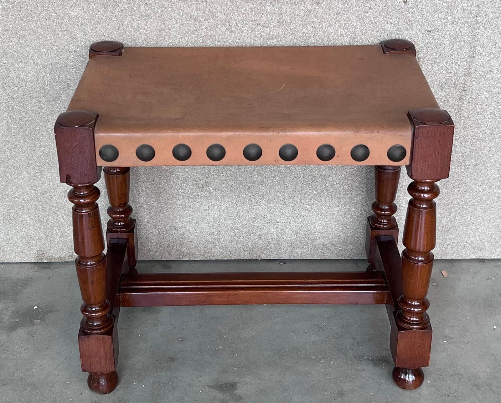 Paire de tabourets en noyer, assise en cuir et clous photo vintage