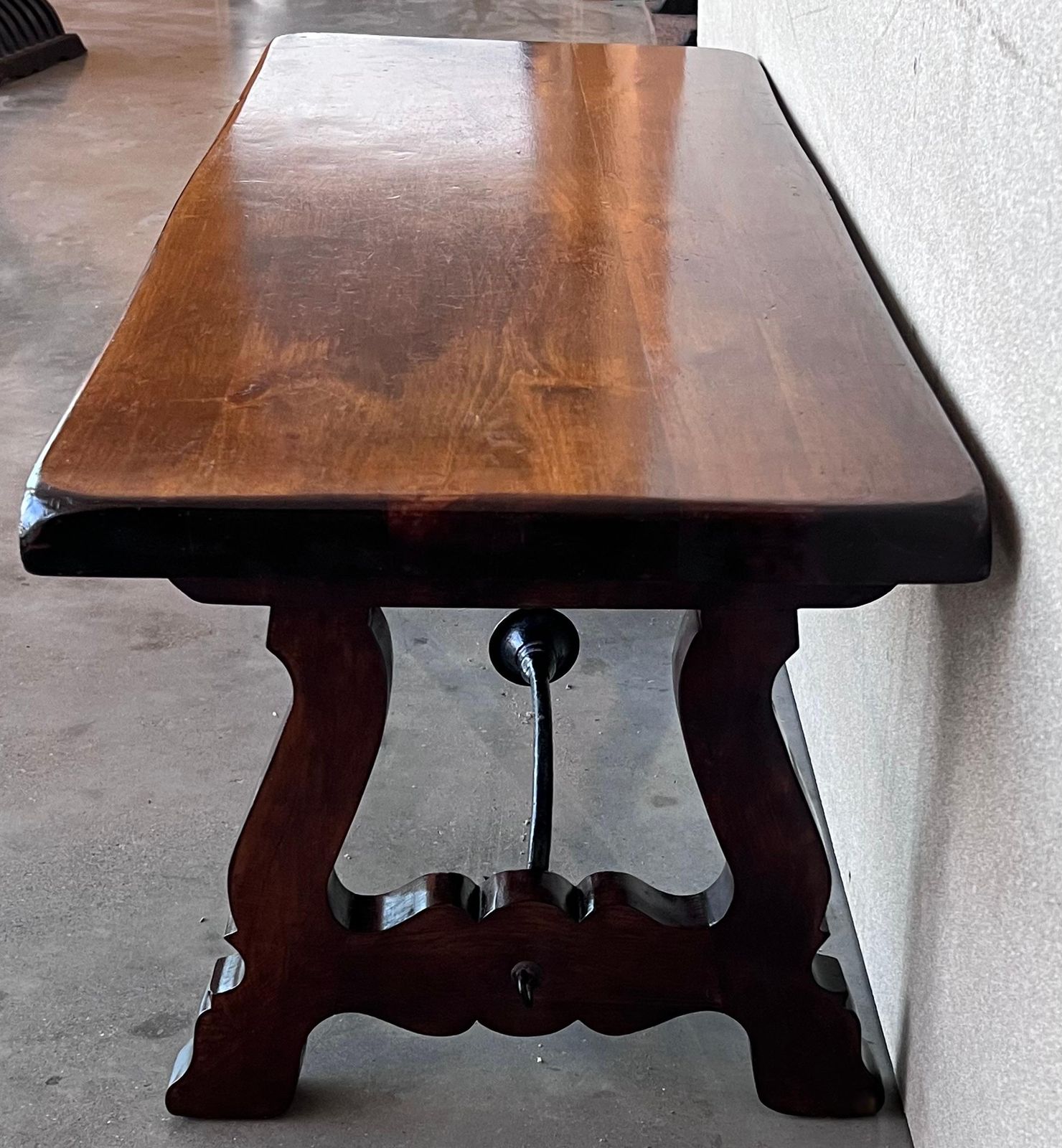 photo for sale Table espagnole sculptée du XXe siècle avec traverses en fer