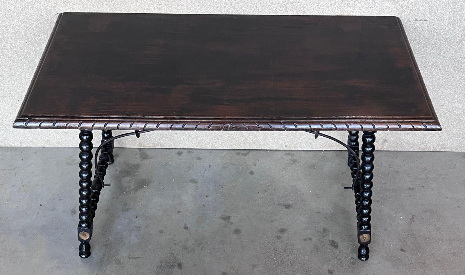 Table d'appoint espagnole en noyer du XIXe siècle, pieds tournés et entretoise en fer photo for sale