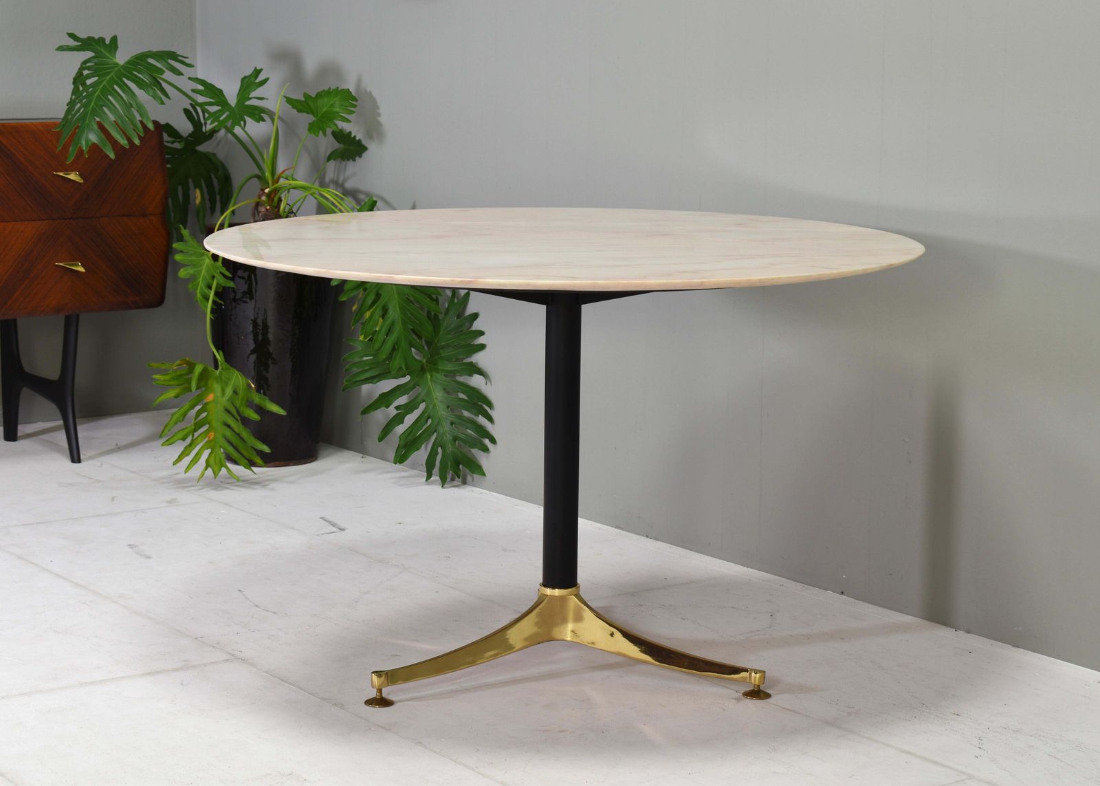 1970's Italian Dining Table In Rosé Marble And Brass   Italy, Circa 1970 photo for sale
