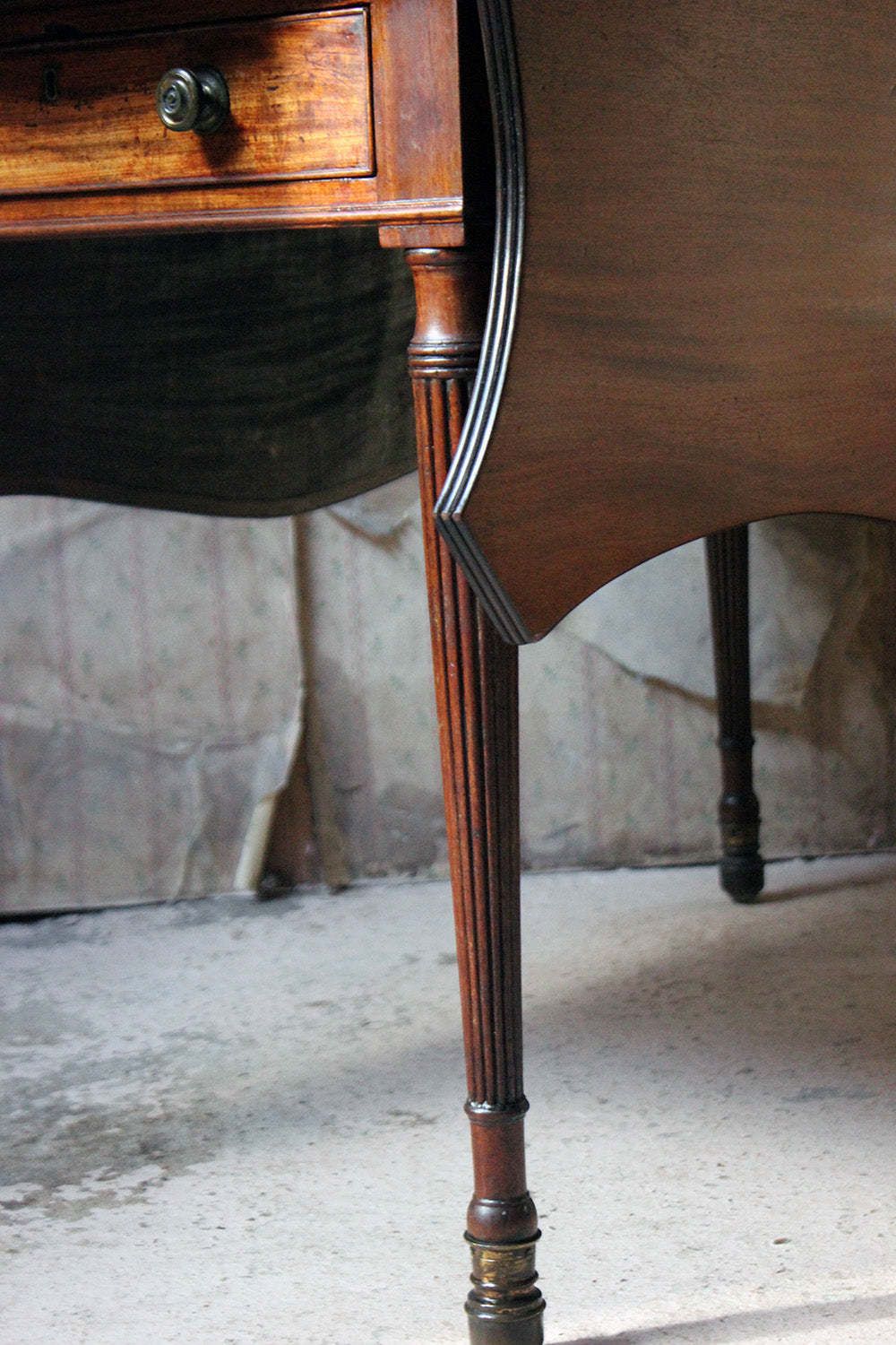photo furniture A George III Mahogany Butterfly Pembroke Table C.1780 90