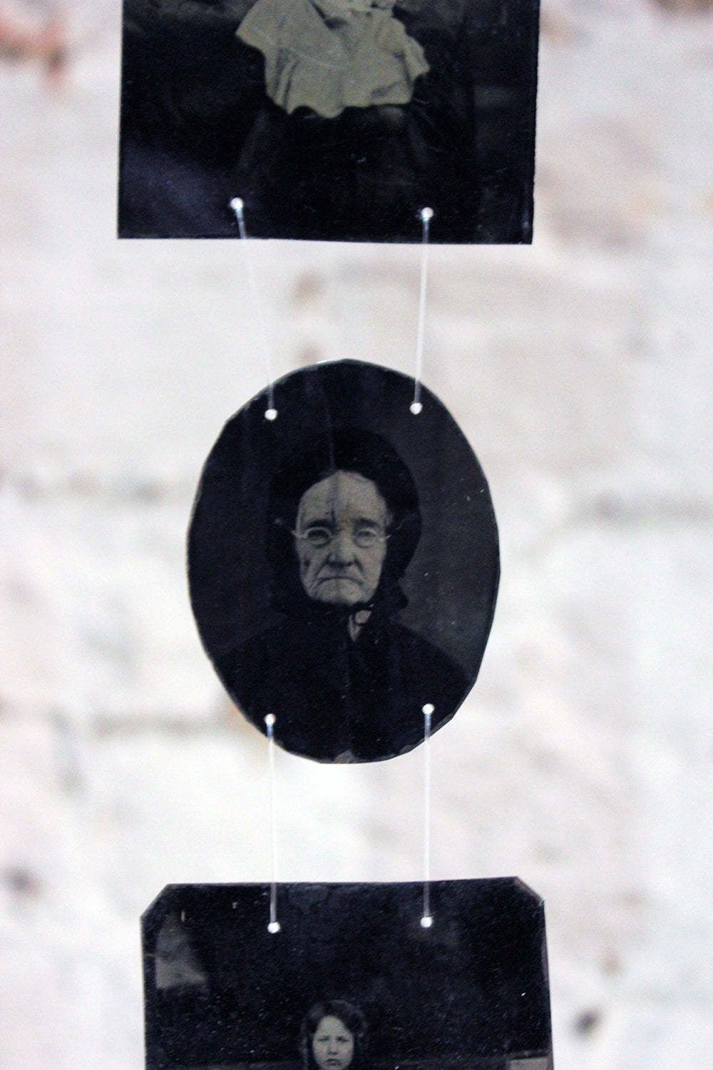 Remember Us  A Vast Collection Of 150 19thc Tinplate Portrait Photographs C.1850 1900 photo vinterior