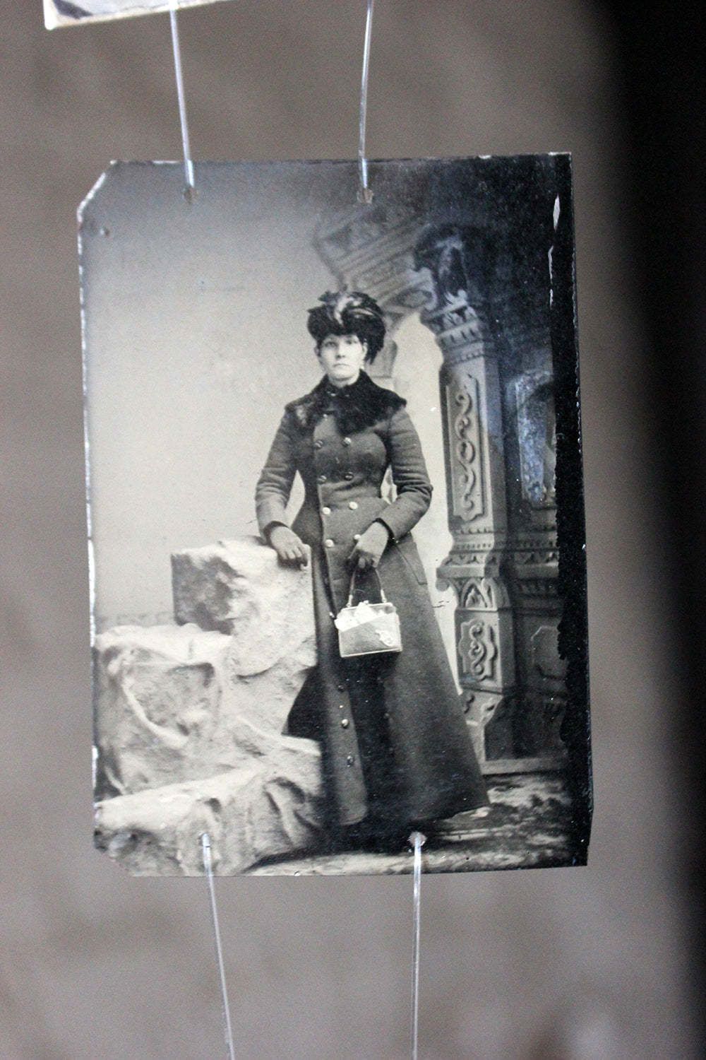 photo vintage Remember Us  A Vast Collection Of 150 19thc Tinplate Portrait Photographs C.1850 1900