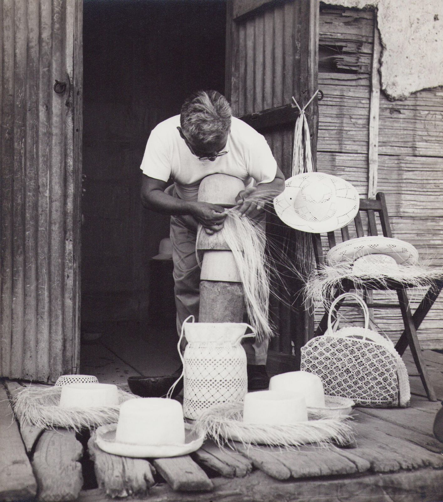Hanna Seidel Ecuador, Craftsmanship, Black And White Photograph, 1960s, 26 X 23 Cm Ca. 1960s