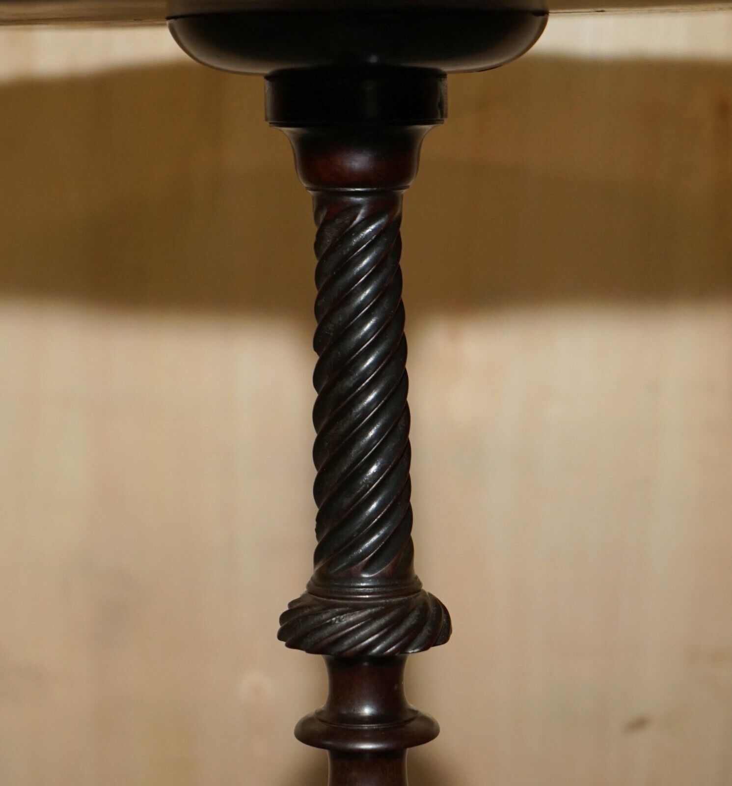 Exquisite Cir 1860 Antique Flamed Mahogany Pie Crust Side End Lamp Tripod Table photo 1350.0