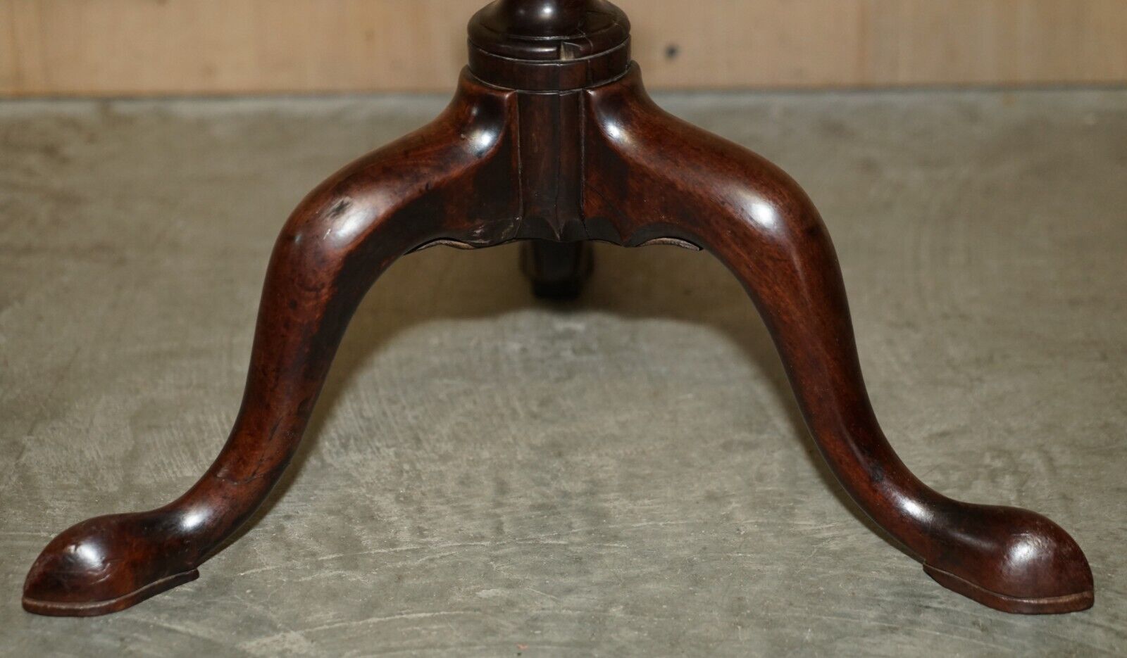Exquisite Cir 1860 Antique Flamed Mahogany Pie Crust Side End Lamp Tripod Table photo buy