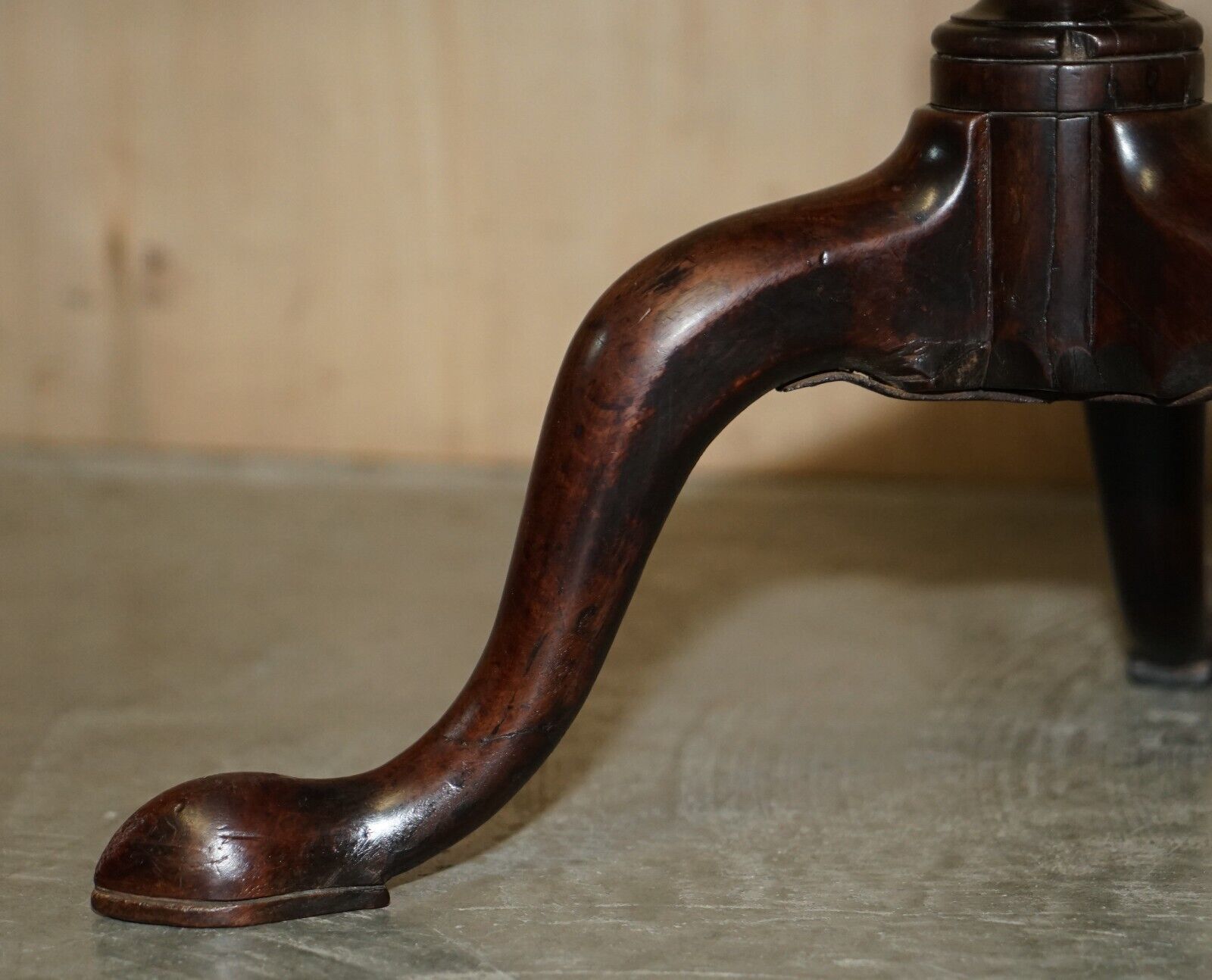 Exquisite Cir 1860 Antique Flamed Mahogany Pie Crust Side End Lamp Tripod Table photo vintage