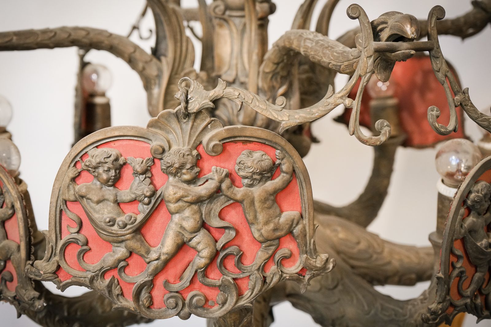 photo furniture Gaudi Geïnspireerde Kandelaars In Brons Of Messing