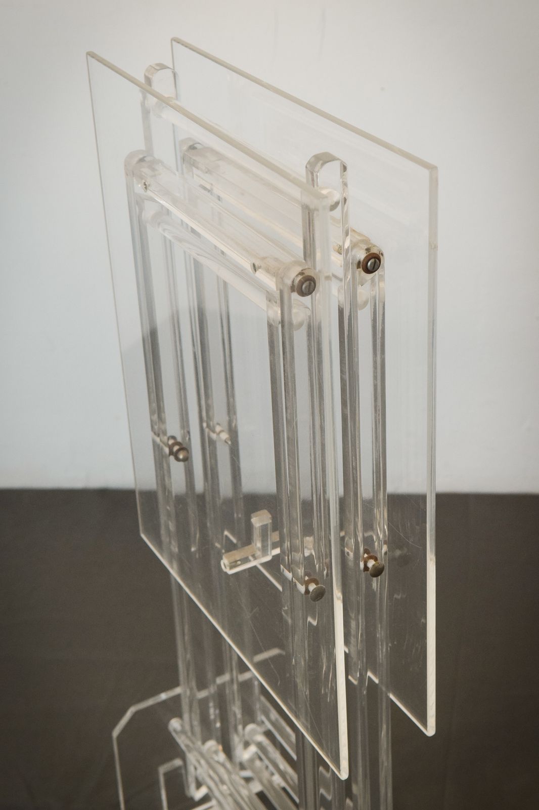 photo vintage Bijzondere Opvouwbare Bijzettafels Van Perspex Met Standaard