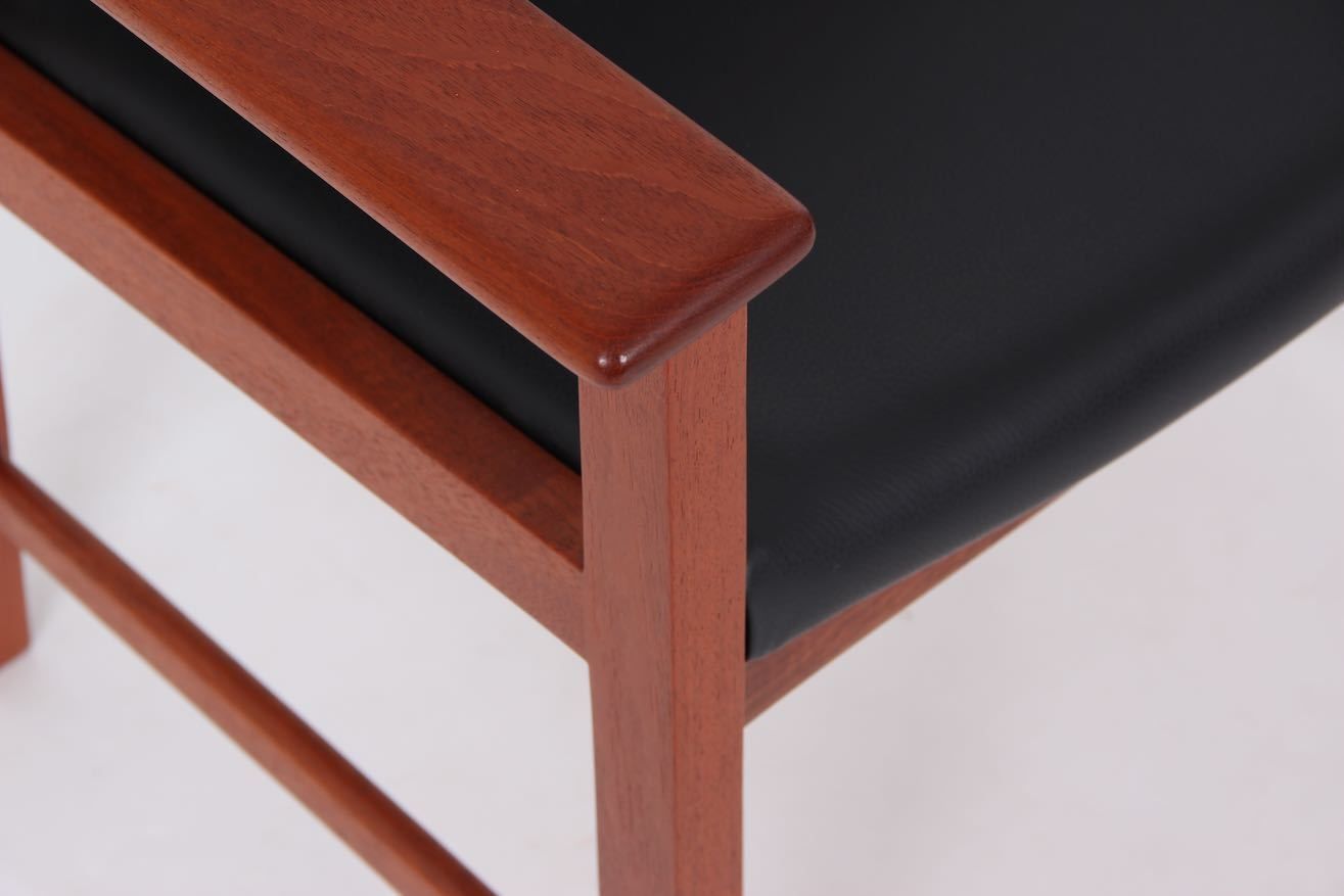 Hans J. Wegner Armchair. Renovated And Upholstered With Black Leather. Johannes Hansen Cabinetmaker. photo vinterior
