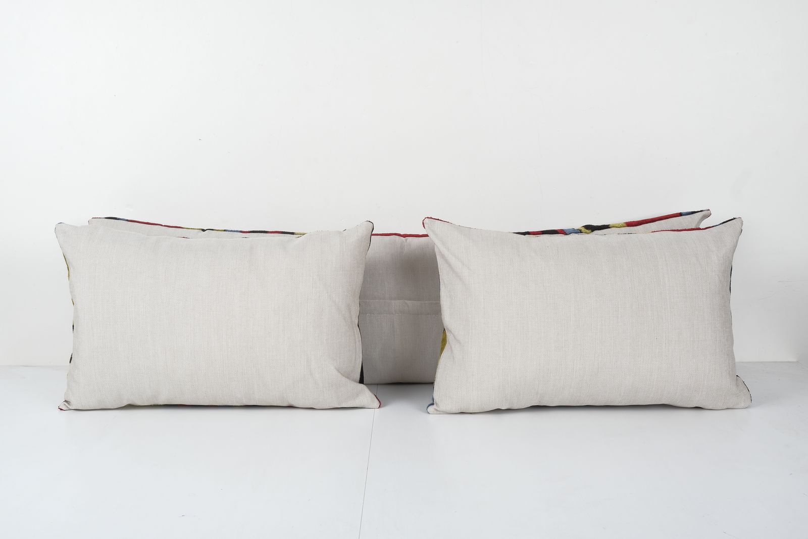 Housse de coussin Ikat colorée   Lot de trois housses de coussin lombaire en velours de soie   Coussin décoratif ethnique assorti   Coussin Ikat en velours photo for sale
