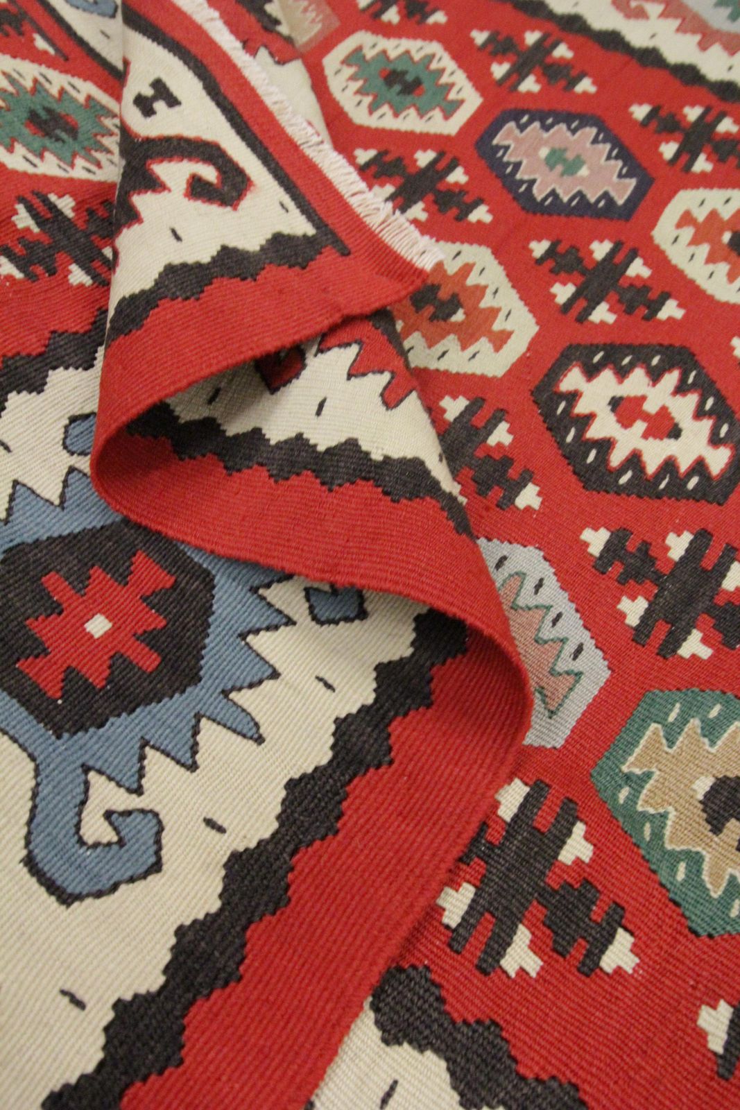 Red Wool Vintage Rug Turkish Kilim Handwoven Carpet Sarkoy Kilim Rug photo furniture