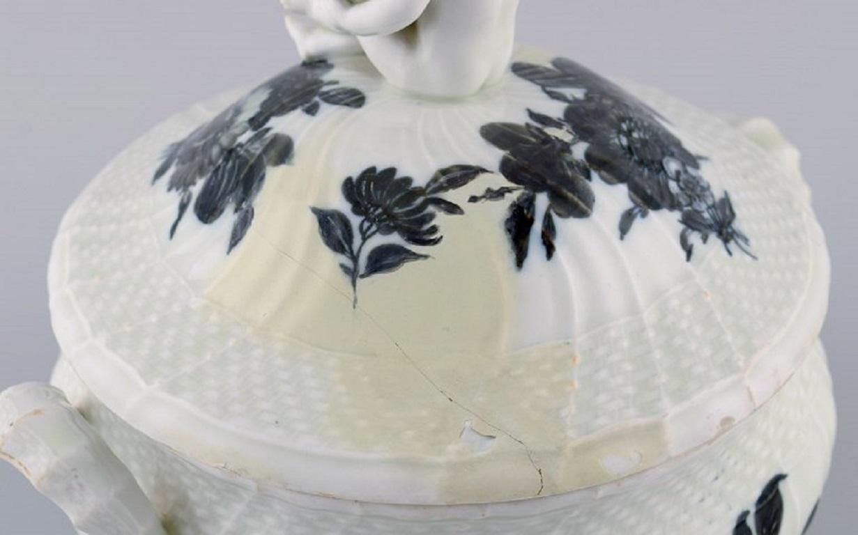 Early Royal Copenhagen Blue Flower Curved Lidded Tureen In Porcelain photo vinterior