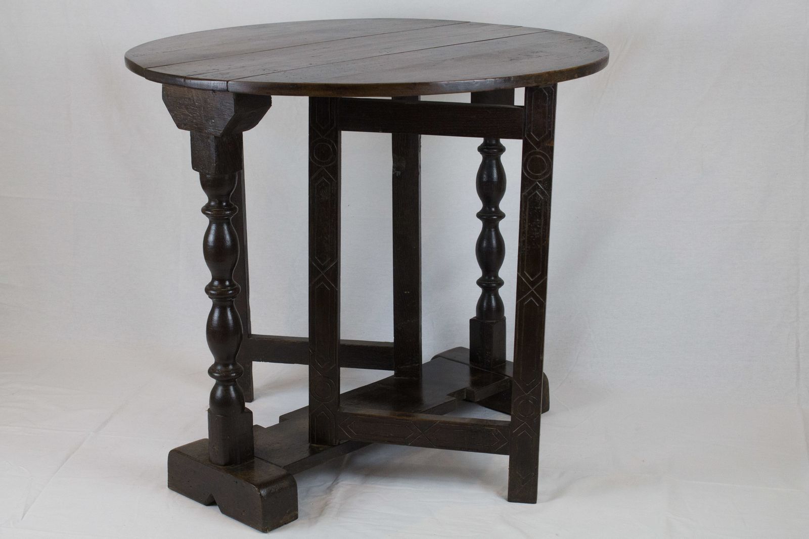 Early 18th Century Oak Small Gate Leg Table