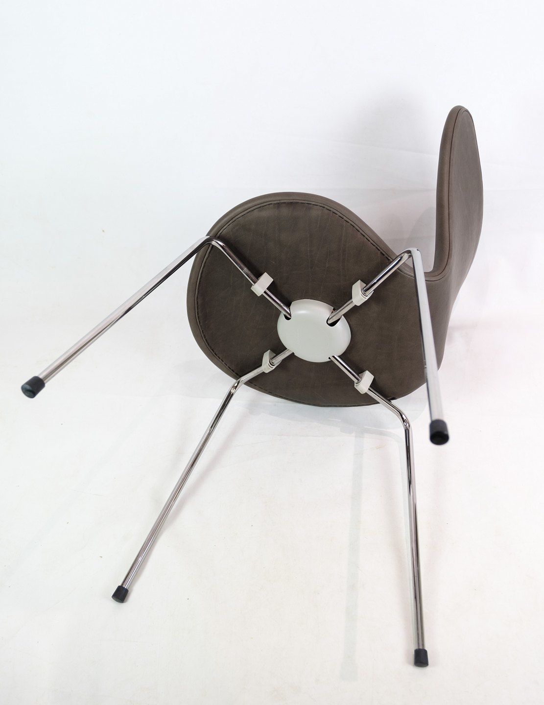 photo furniture Seven Chairs Model 3107 By Arne Jacobsen For Fritz Hansen