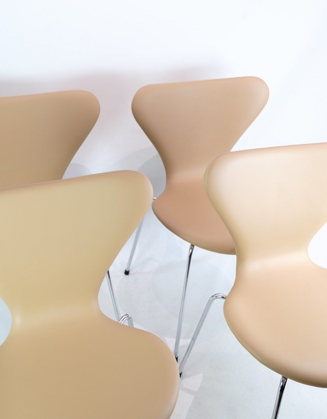 A Set Of 4 Seven Chairs Model 3107 By Arne Jacobsen For Fritz Hansen photo furniture