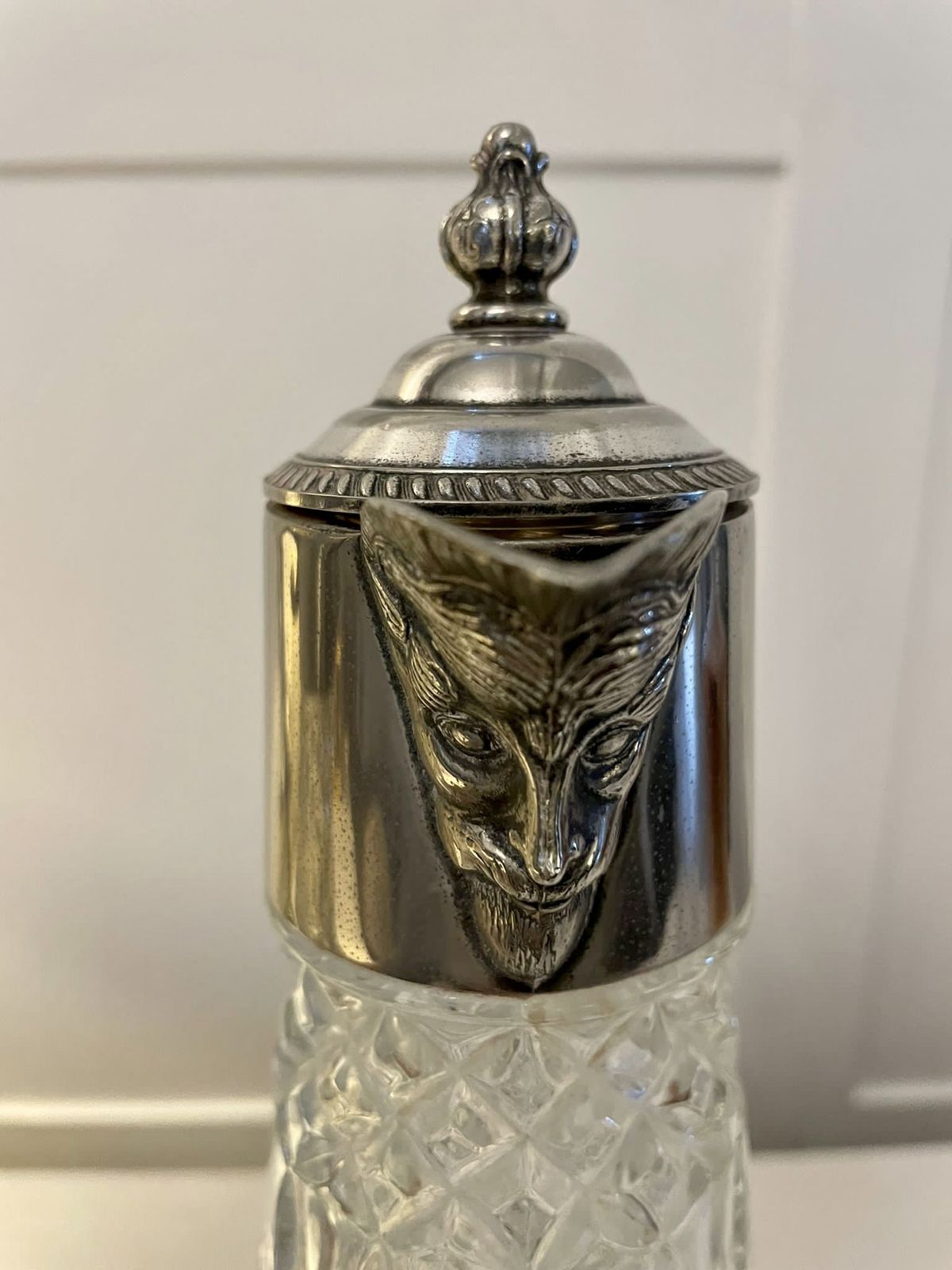 photo furniture Pair Of Antique Early 20th Century Quality Silver Plated And Cut Glass Claret Jugs