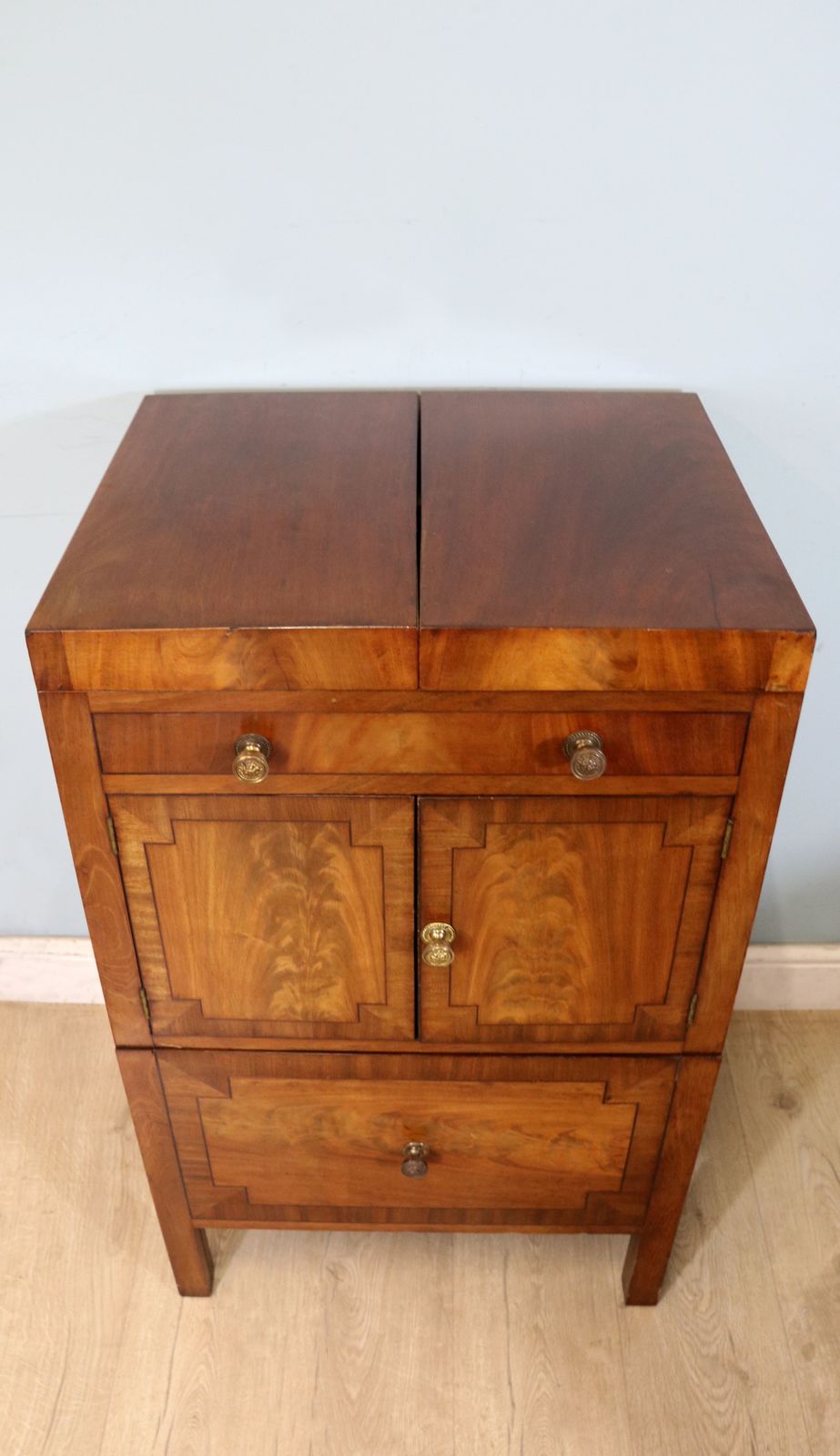 A Late Georgian Mahogany Gentleman’s Fitted Washstand photo furniture