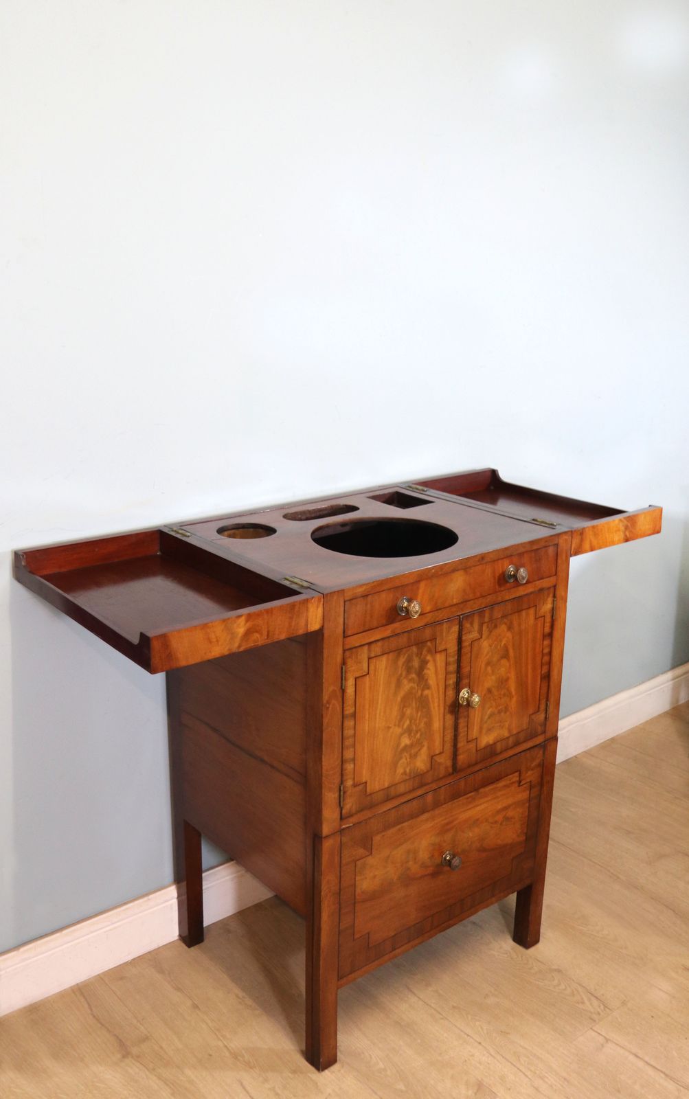 photo furniture A Late Georgian Mahogany Gentleman’s Fitted Washstand