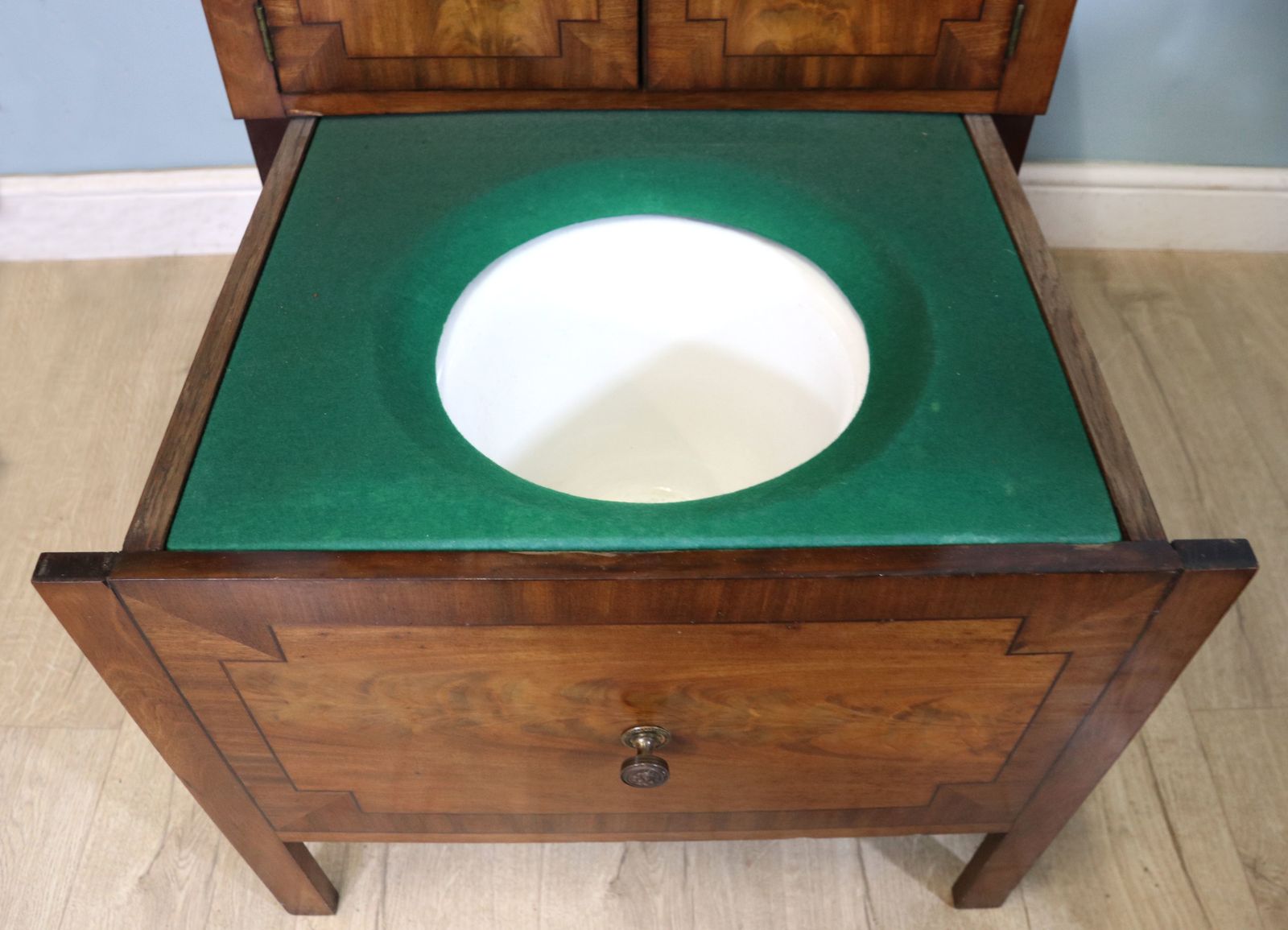photo buy A Late Georgian Mahogany Gentleman’s Fitted Washstand