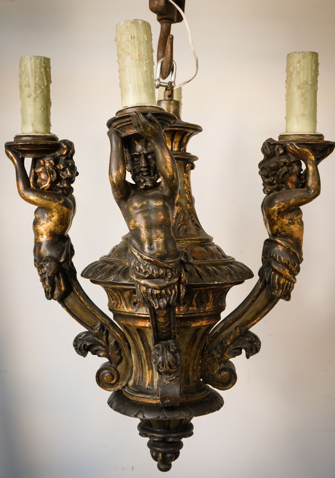 Kroonluchter Met Vier Griekse Mythologische Figuren photo buy