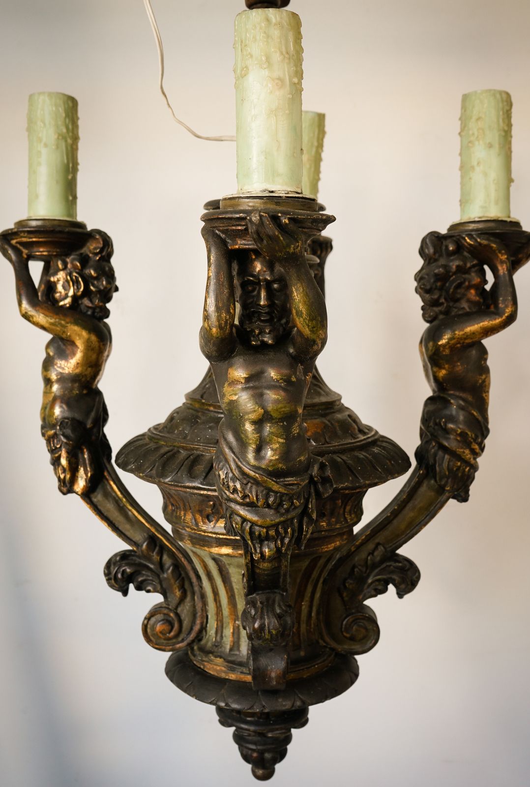 photo buy Kroonluchter Met Vier Griekse Mythologische Figuren