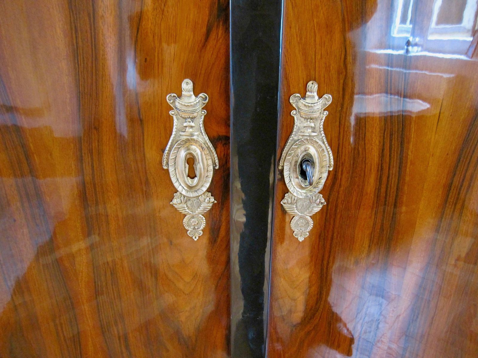 Neoclassical Empire Armoire, Walnut Veneer, Brass, Austria/Vienna, Circa 1810 15 photo vinterior