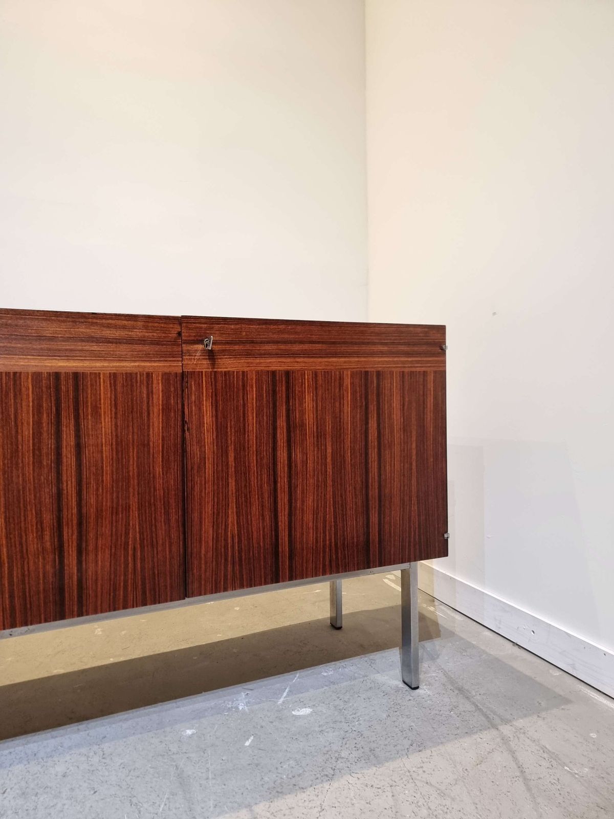 photo vinterior Rozenhout Dressoir Met Travertijnen Blad Van Etienne Fermigier, 1961, Frankrijk