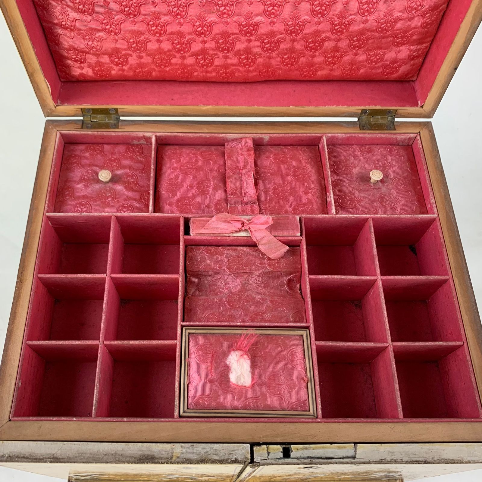 photo furniture Early 19th Century Yellow Japanned Workbox