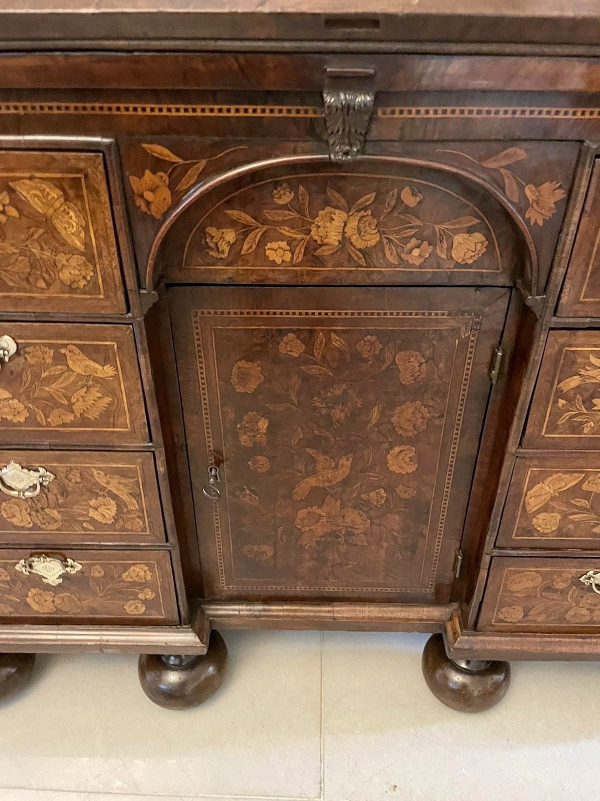 photo vinterior Antique Outstanding Quality Burr Walnut Inlaid Marquetry Double Dome Bureau