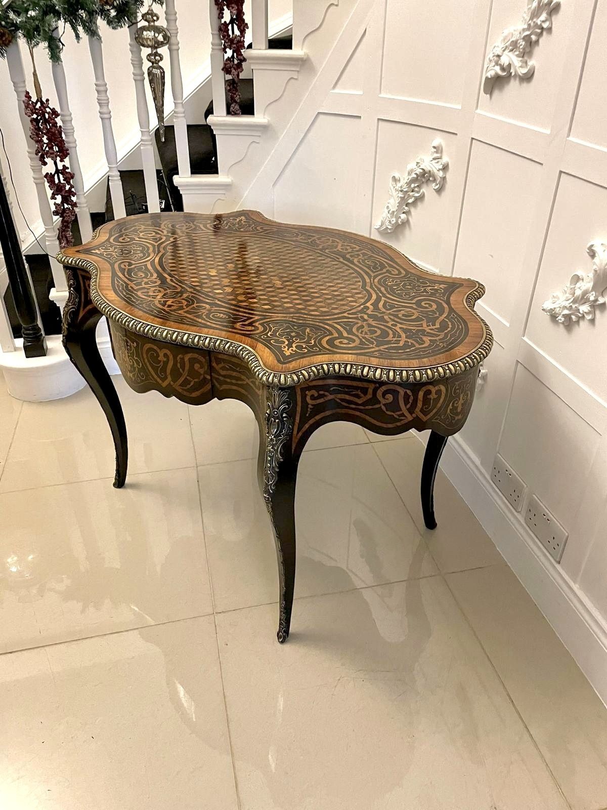 photo vintage Outstanding Quality Antique 19th Century French Freestanding Marquetry And Parquetry Centre Table
