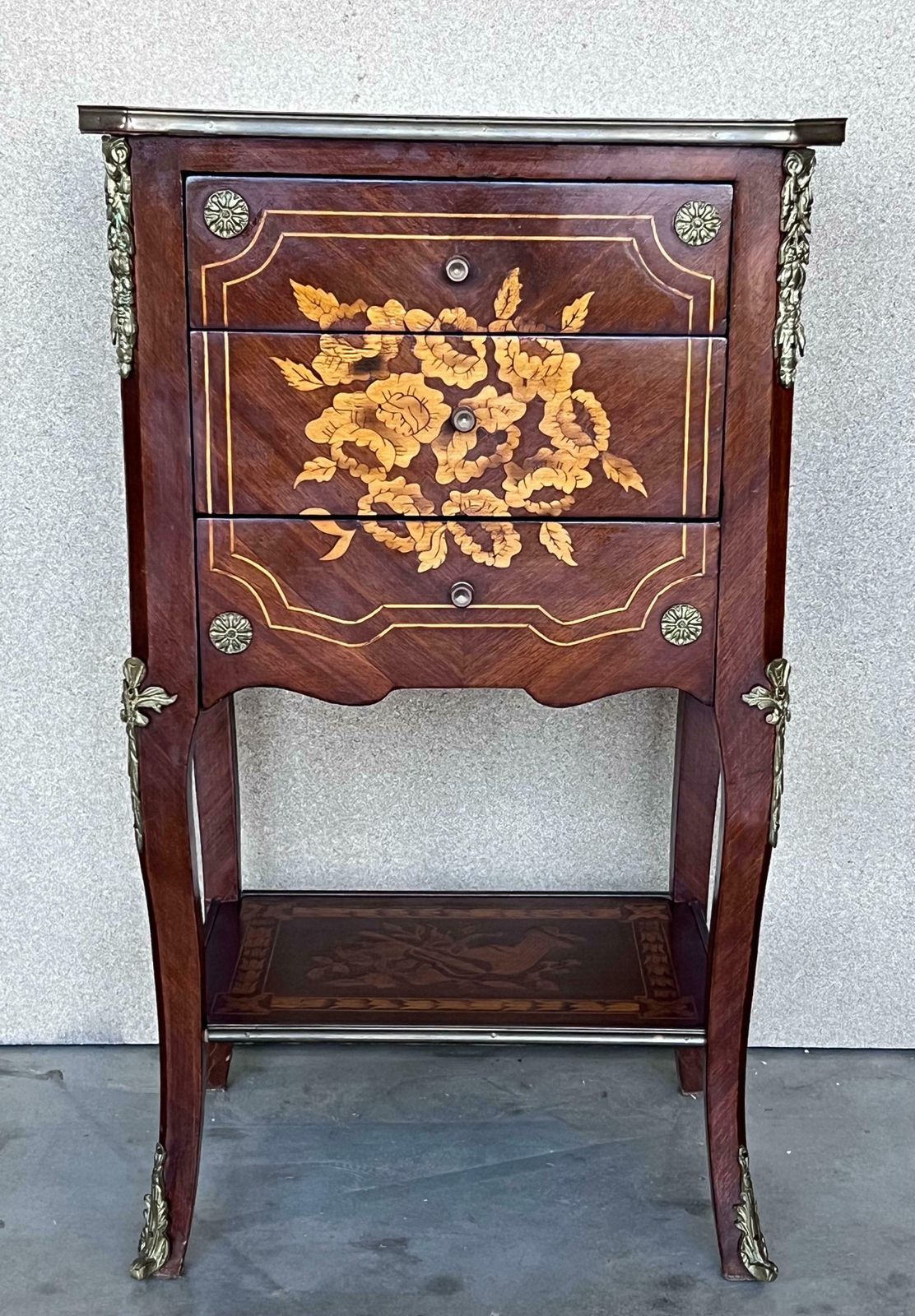 Paire de tables de nuit italiennes Louis XV en marqueterie avec tiroirs et étagère, XIXe siècle photo furniture