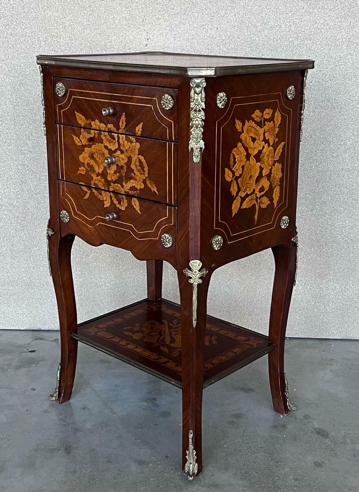 Paire de tables de nuit italiennes Louis XV en marqueterie avec tiroirs et étagère, XIXe siècle photo 4323.0