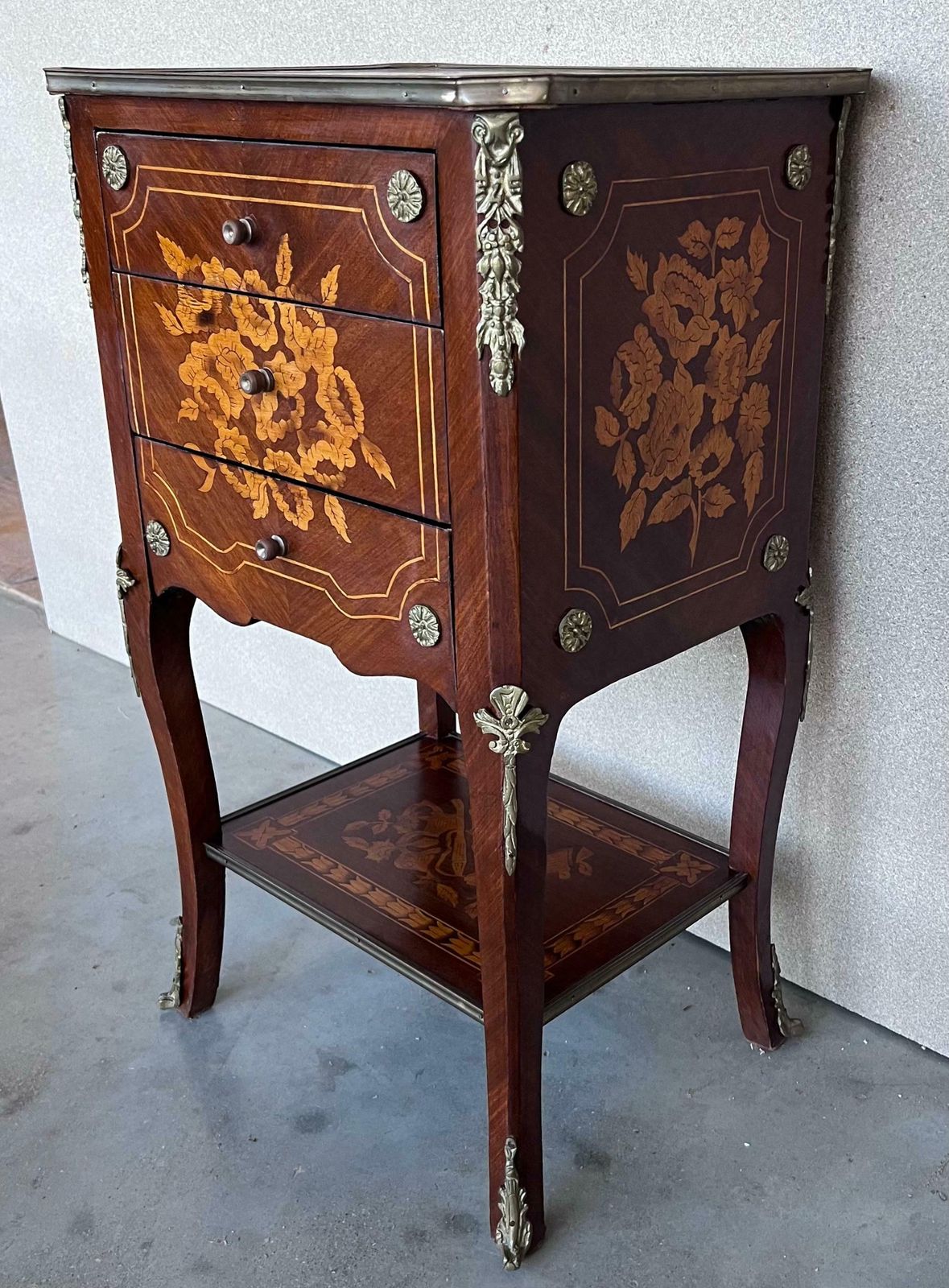 Paire de tables de nuit italiennes Louis XV en marqueterie avec tiroirs et étagère, XIXe siècle photo vinterior