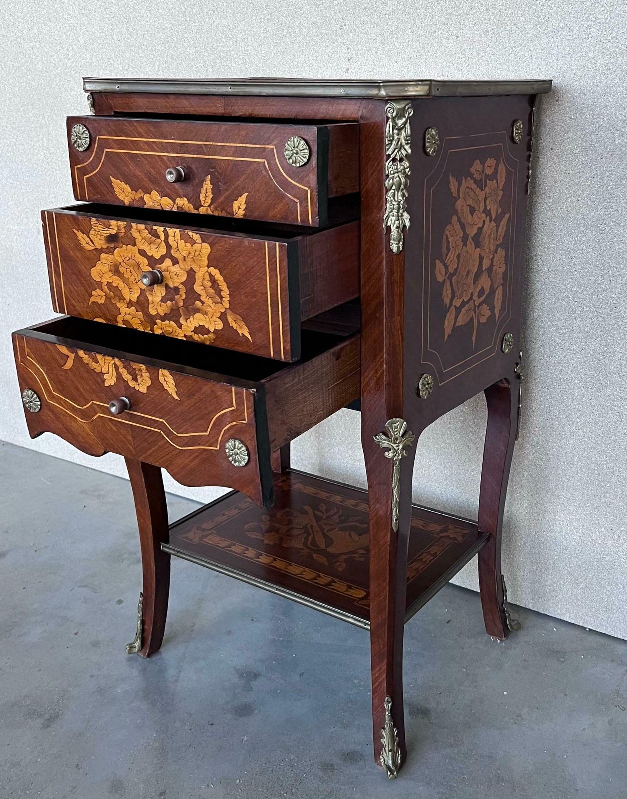 photo furniture Paire de tables de nuit italiennes Louis XV en marqueterie avec tiroirs et étagère, XIXe siècle