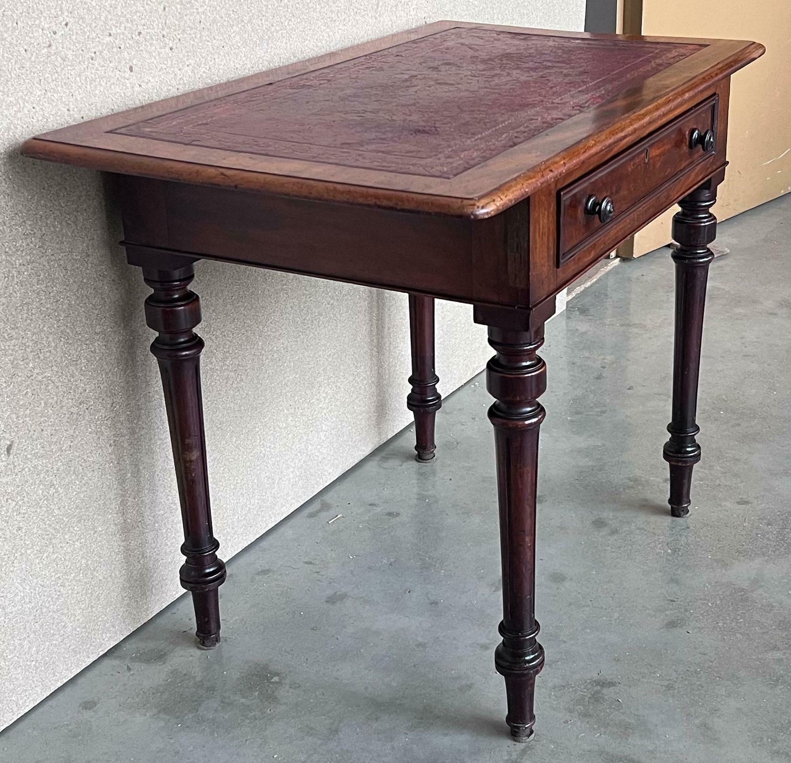 Table d'appoint rustique espagnole en pin, deux tiroirs et plateau en cuir photo 1782.0