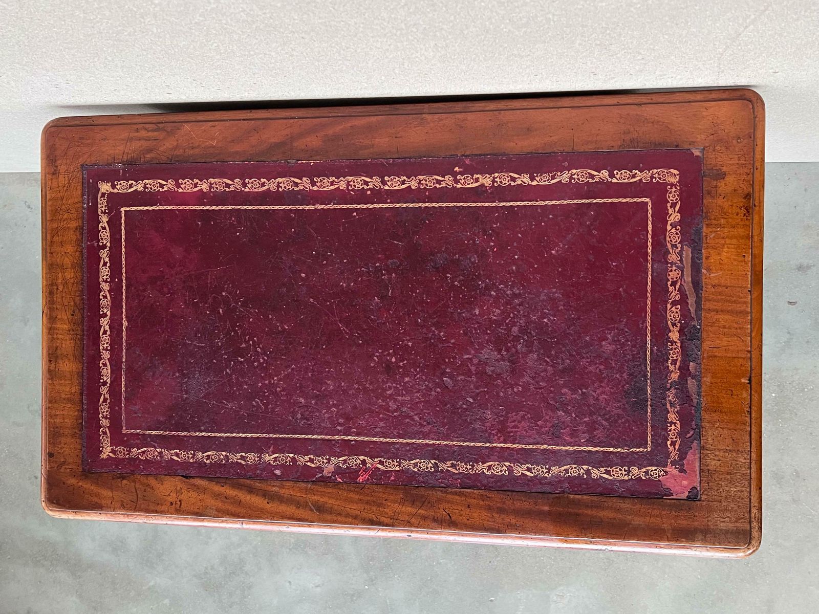 photo for sale Table d'appoint rustique espagnole en pin, deux tiroirs et plateau en cuir