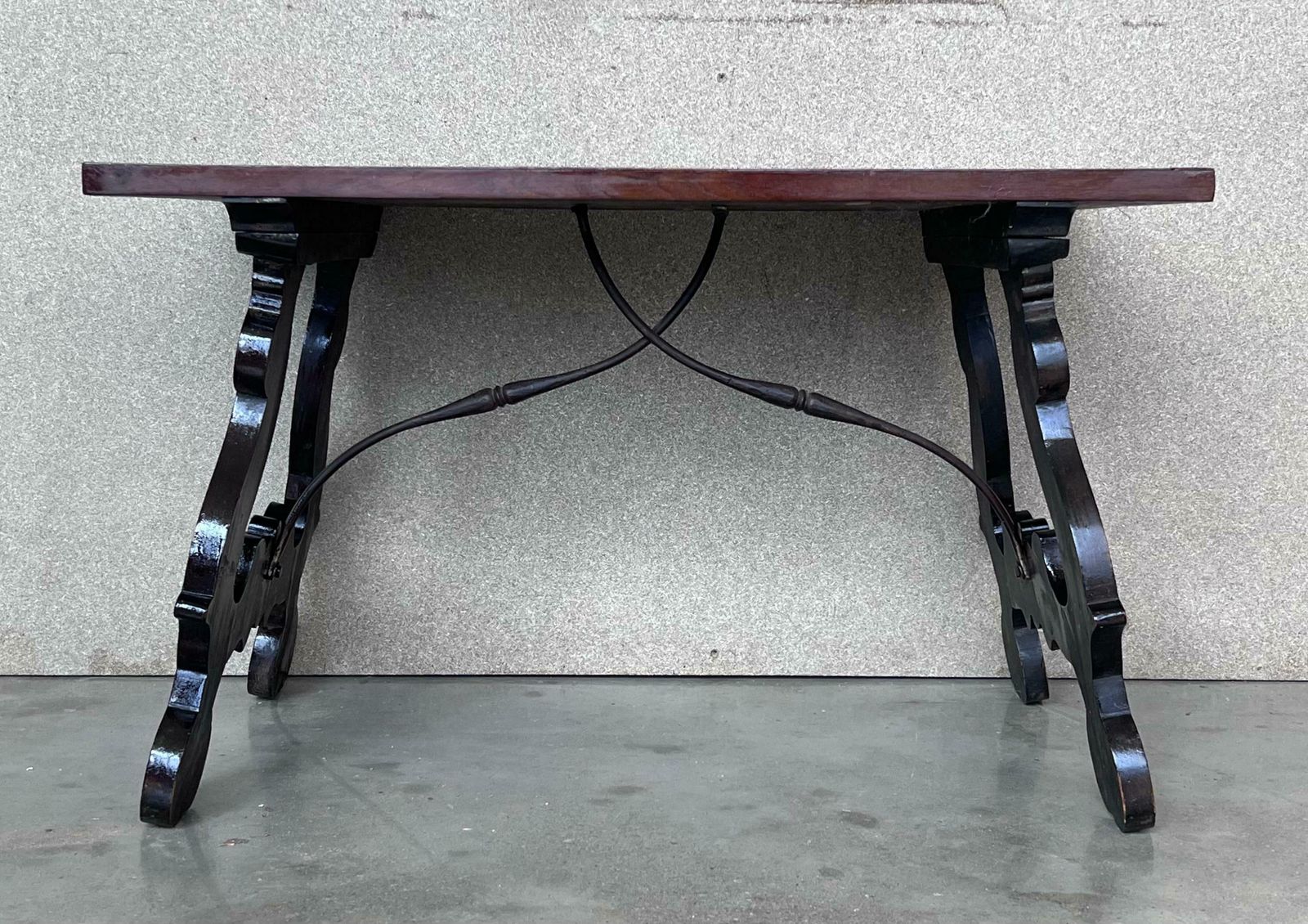 Table d'appoint baroque espagnole XIXe siècle, plateau en marqueterie et entretoise en fer photo for sale